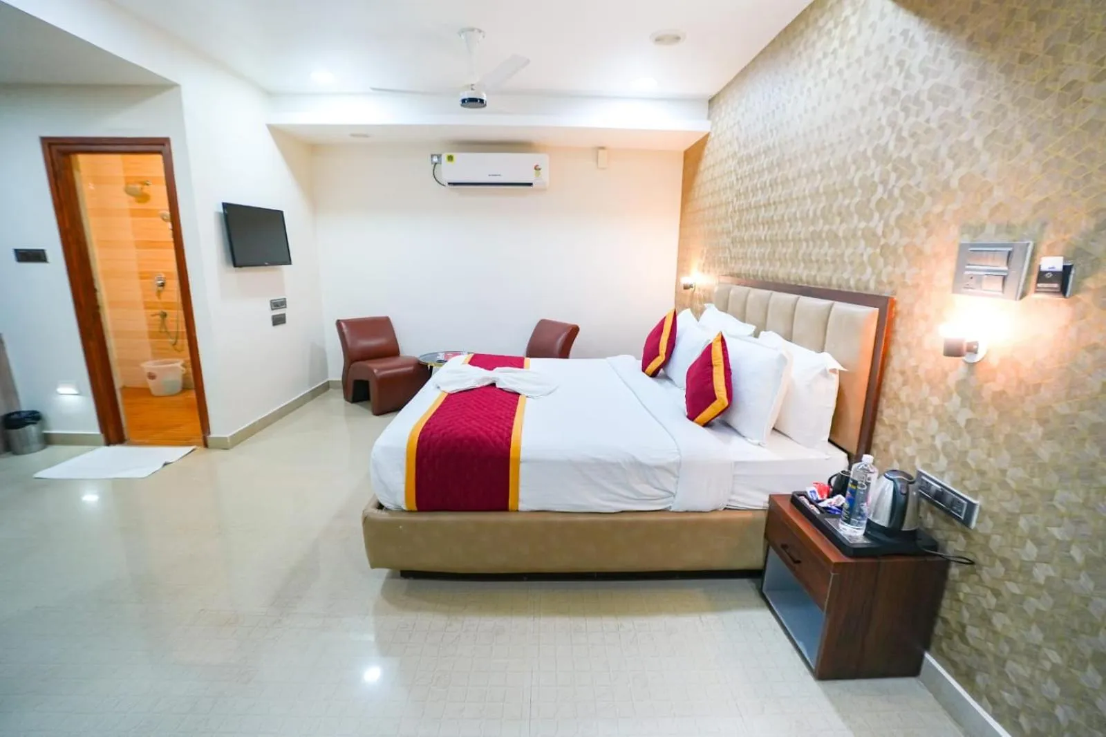 Photo of the whole room, Bed in Sunrise A Boutique Hotel, Kondapur - Gachibowli