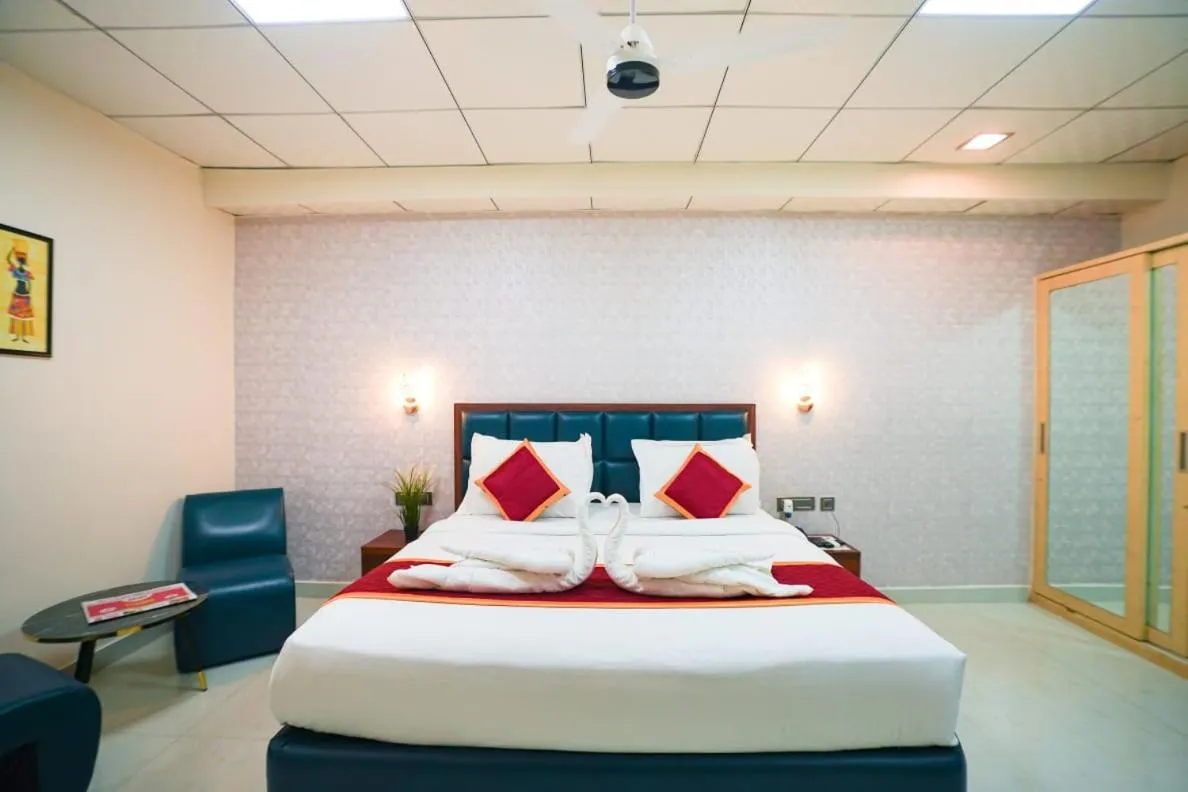 Photo of the whole room, Bed in Sunrise A Boutique Hotel, Kondapur - Gachibowli