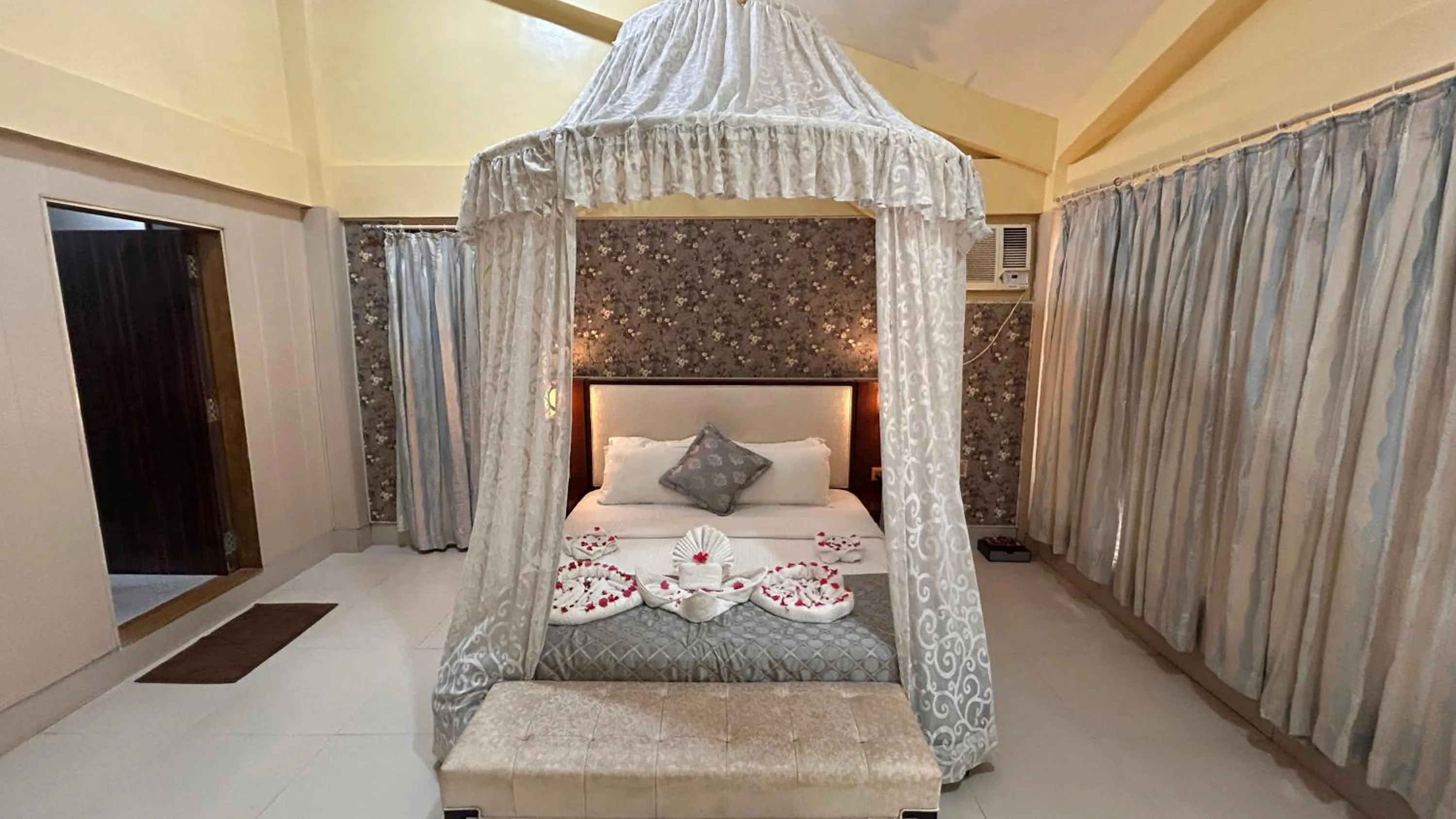 Bedroom, Bed in Aayush Resort