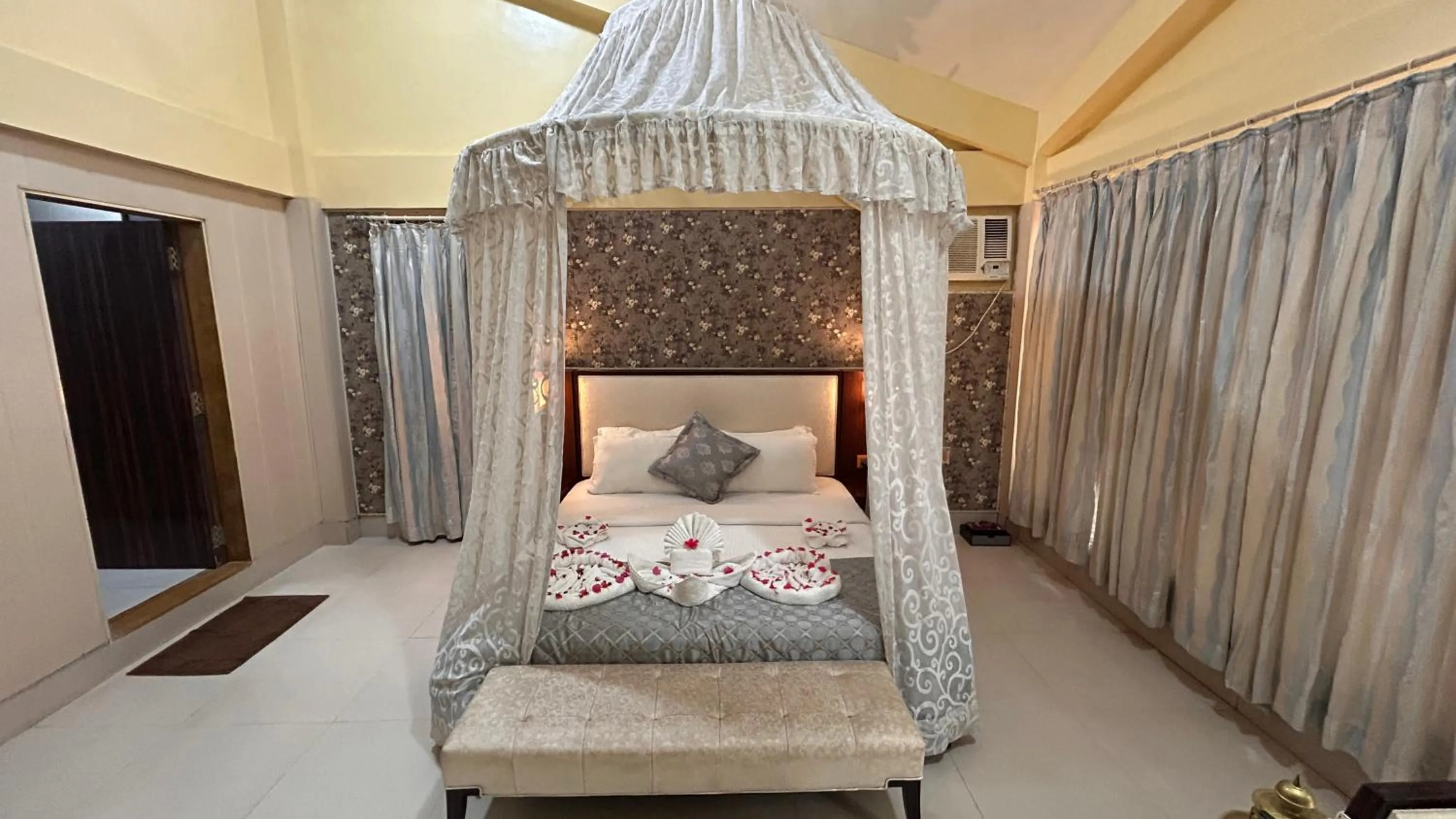 Bedroom, Bed in Aayush Resort