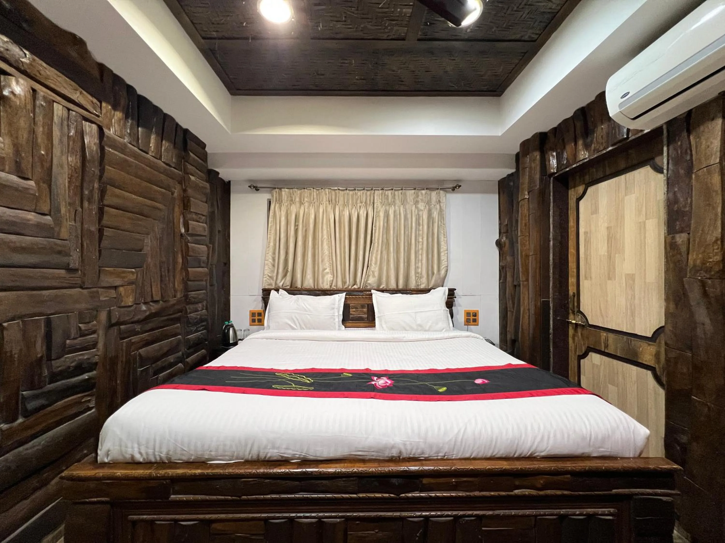 Bed in Aayush Resort