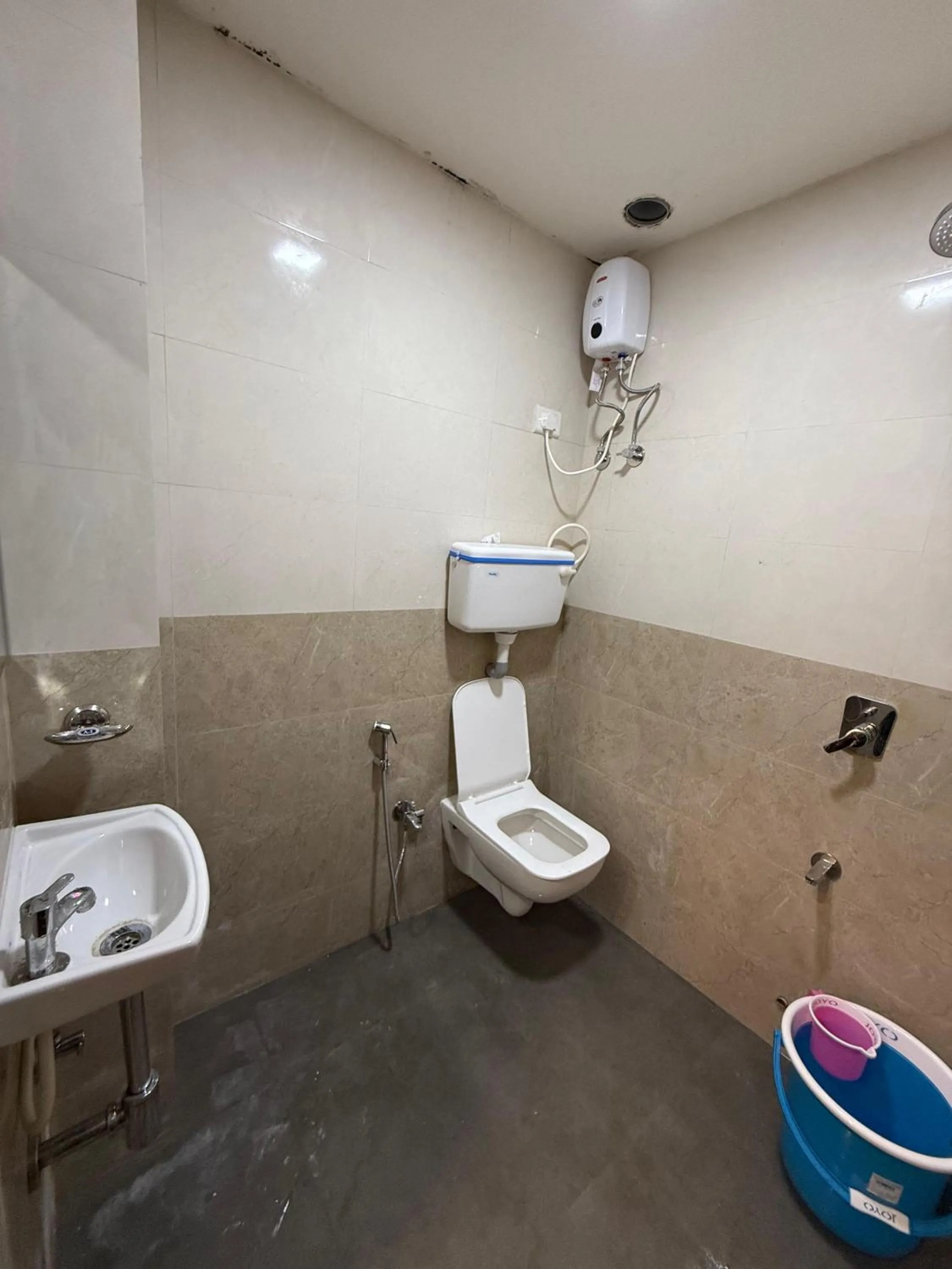 Shower in Hotel Marine Line Near Churchgate
