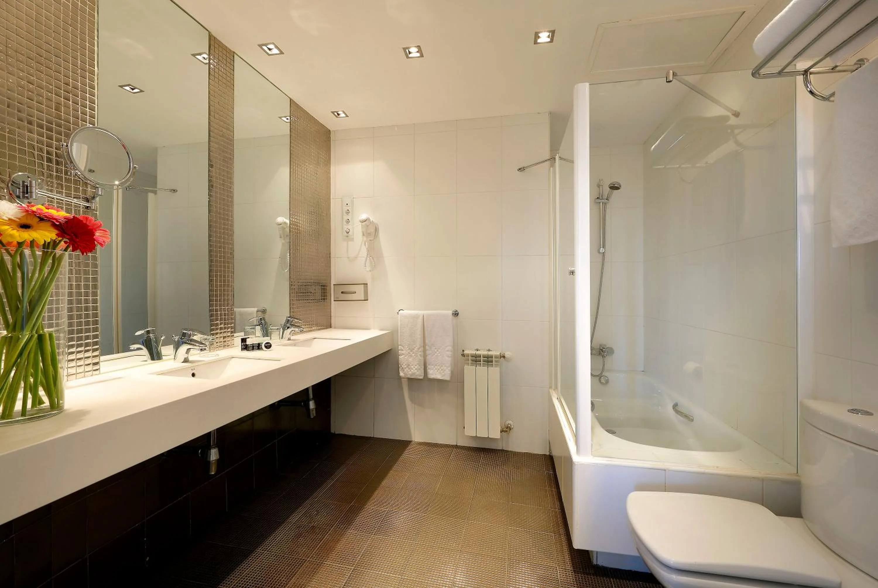 Toilet in Exe Victoria Palace