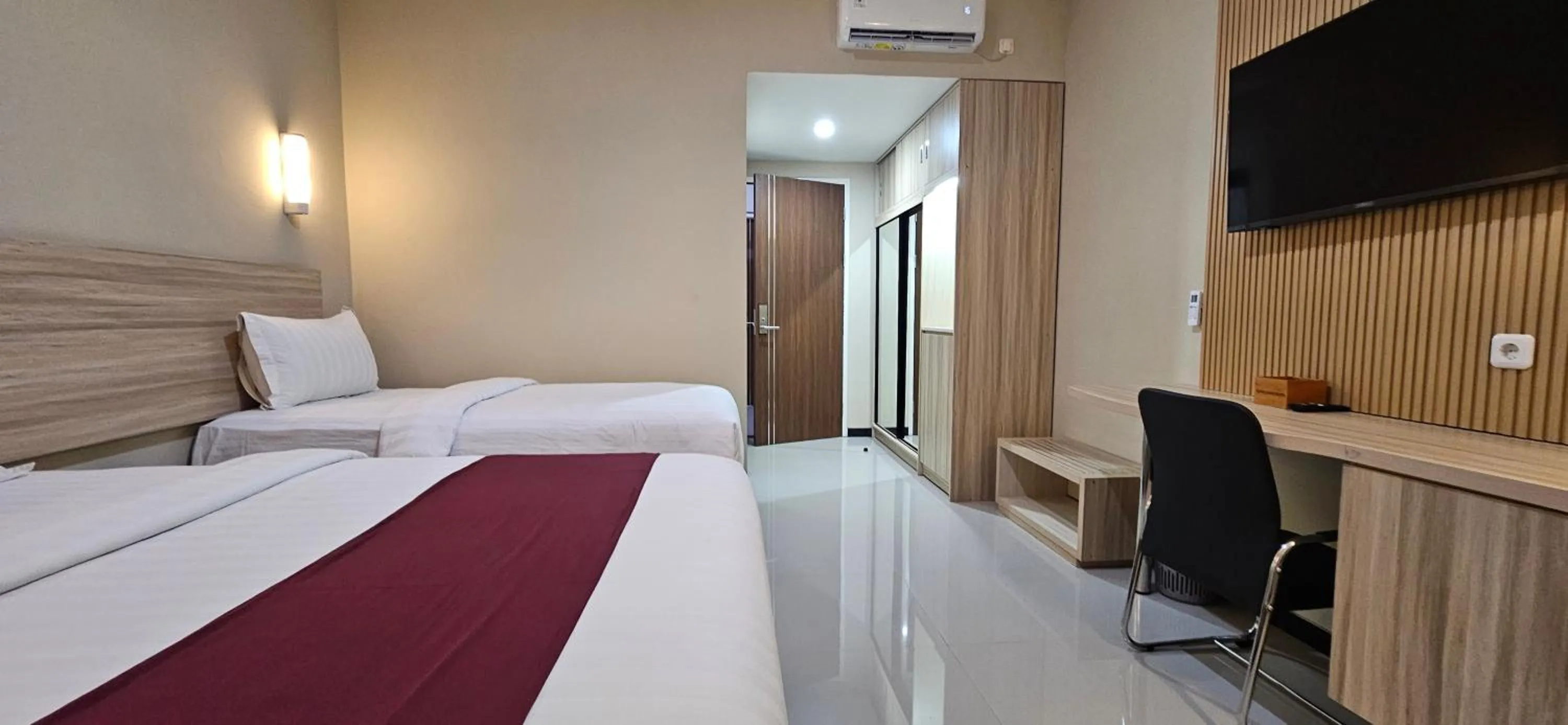 Bedroom, Bed in Sunflower Hotel Syariah near Juanda Airport