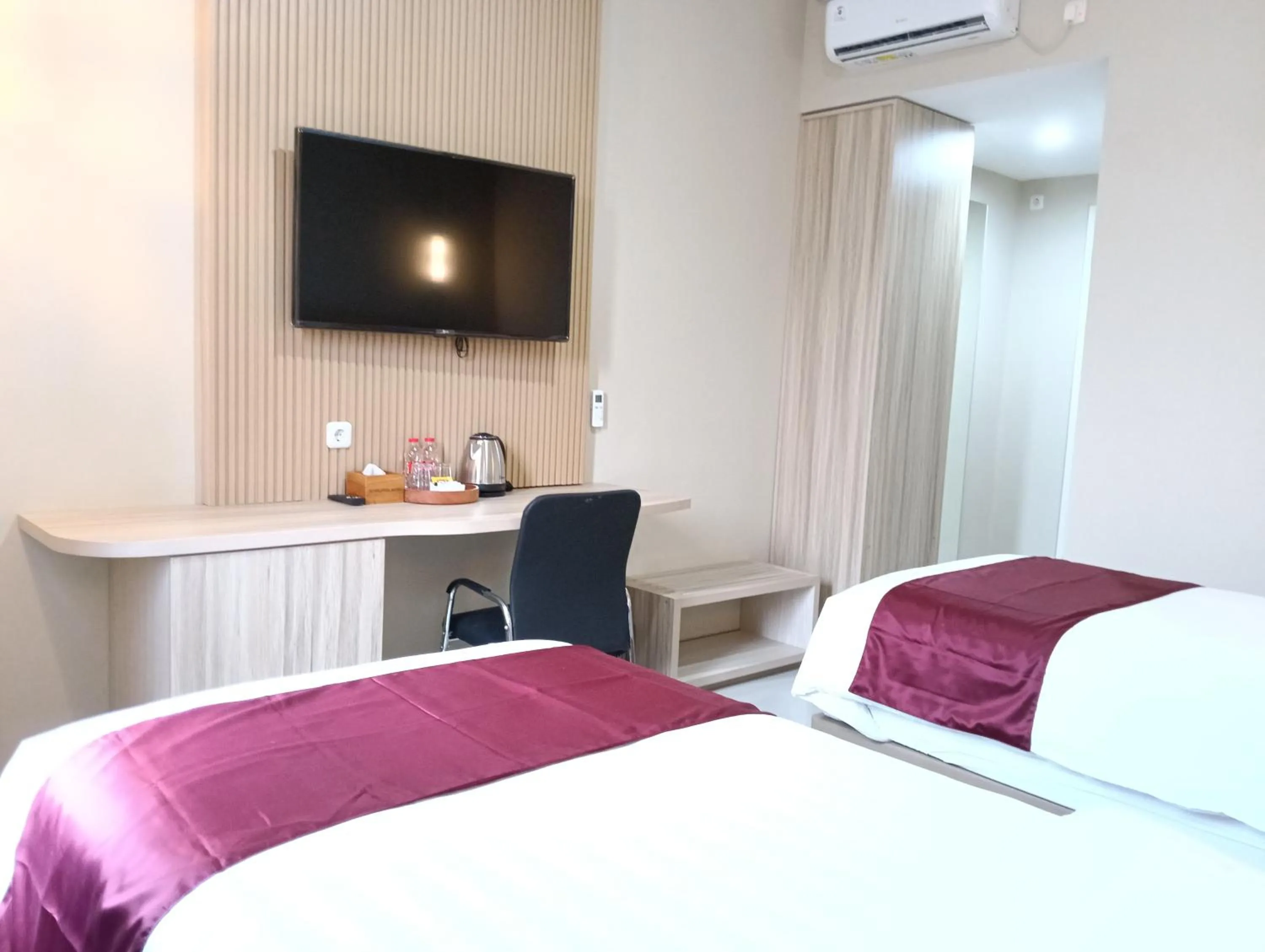 Bed in Sunflower Hotel Syariah near Juanda Airport
