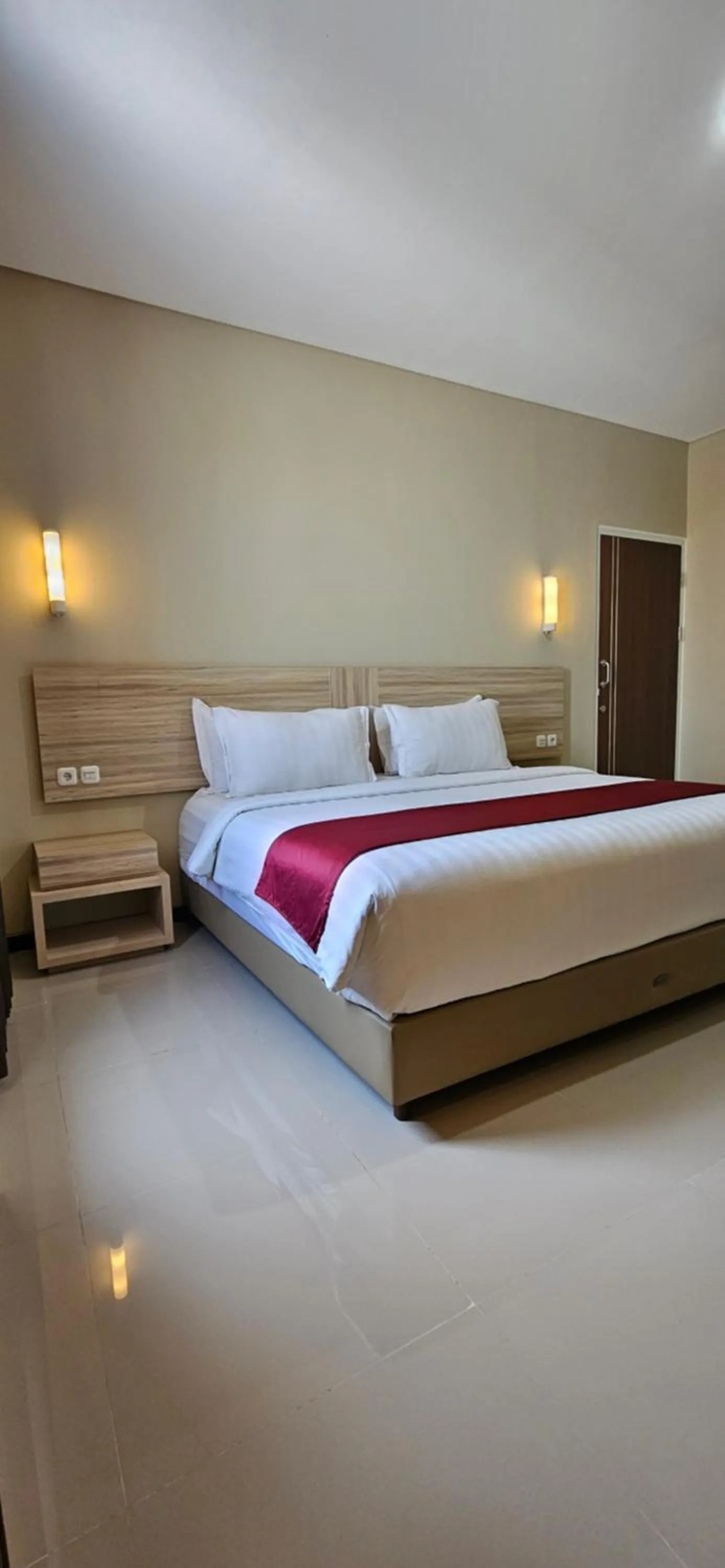 Bed in Sunflower Hotel Syariah near Juanda Airport
