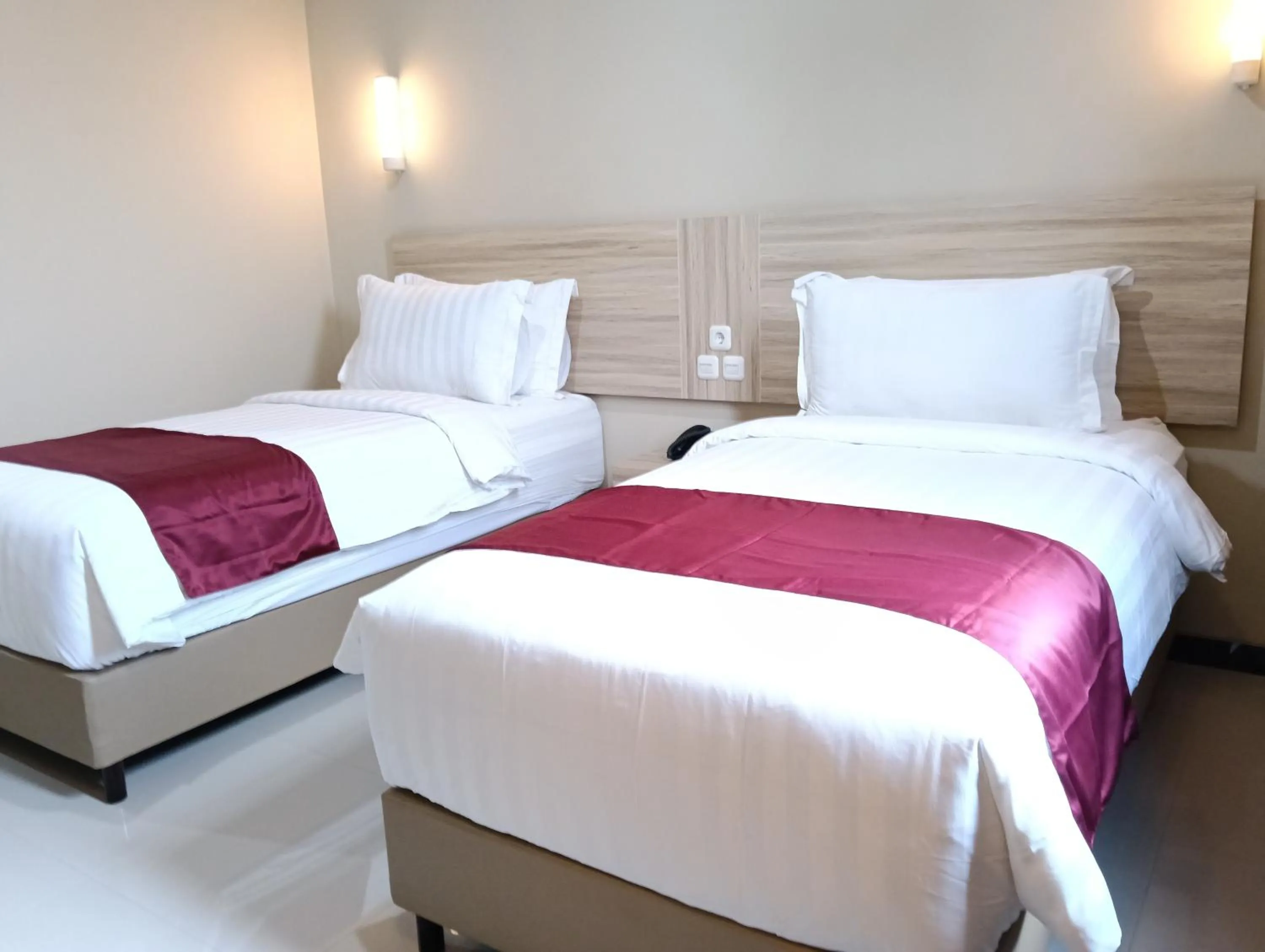 Bed in Sunflower Hotel Syariah near Juanda Airport