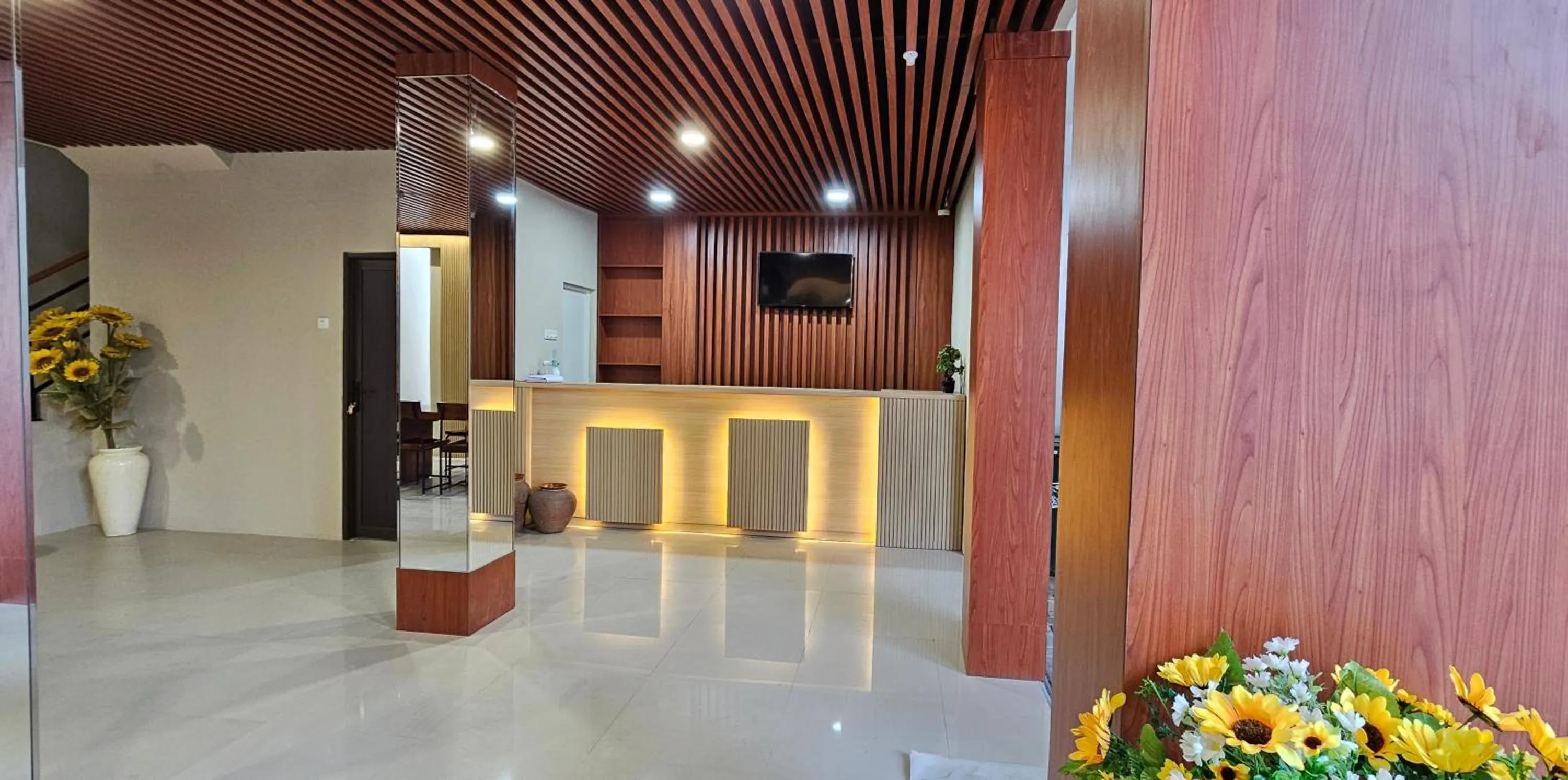 Lobby or reception in Sunflower Hotel Syariah near Juanda Airport