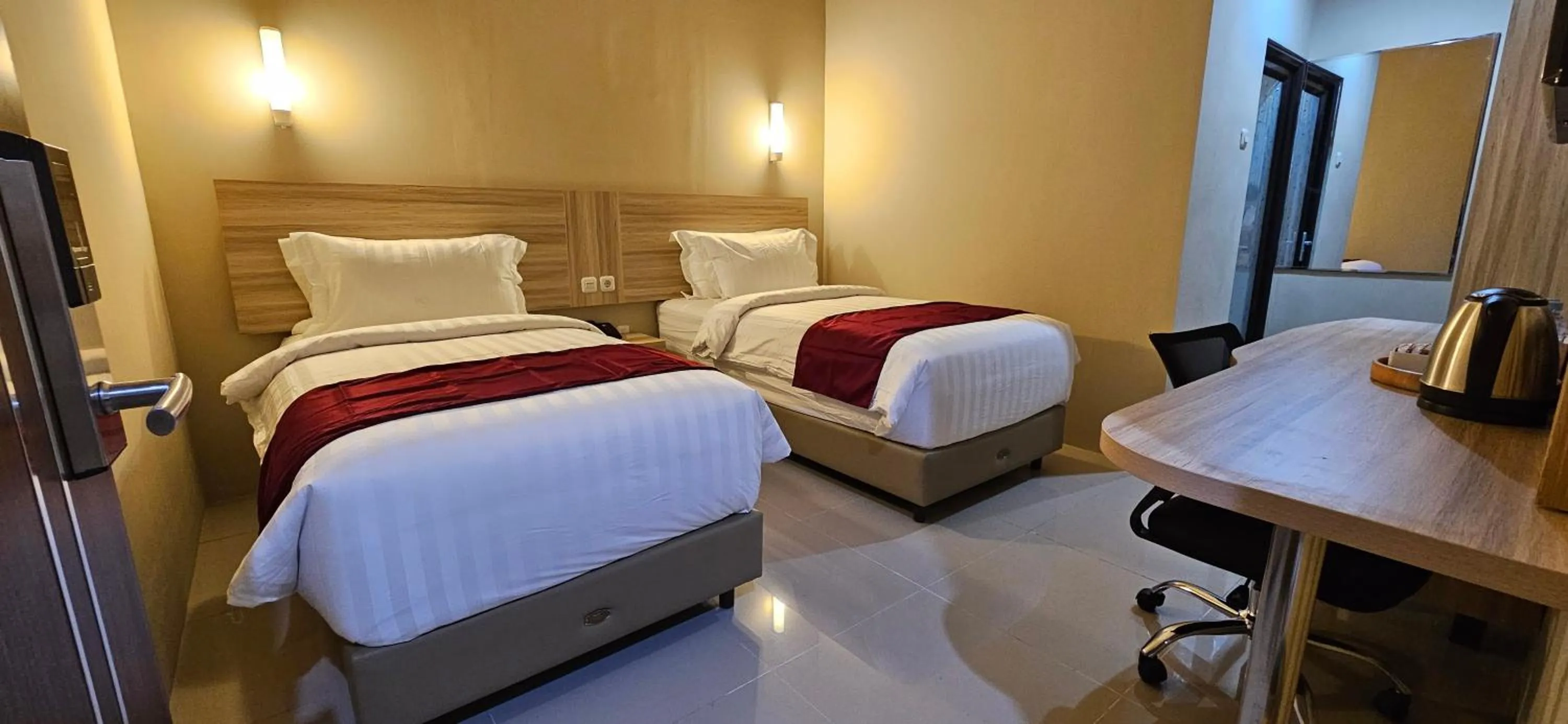 Bed in Sunflower Hotel Syariah near Juanda Airport