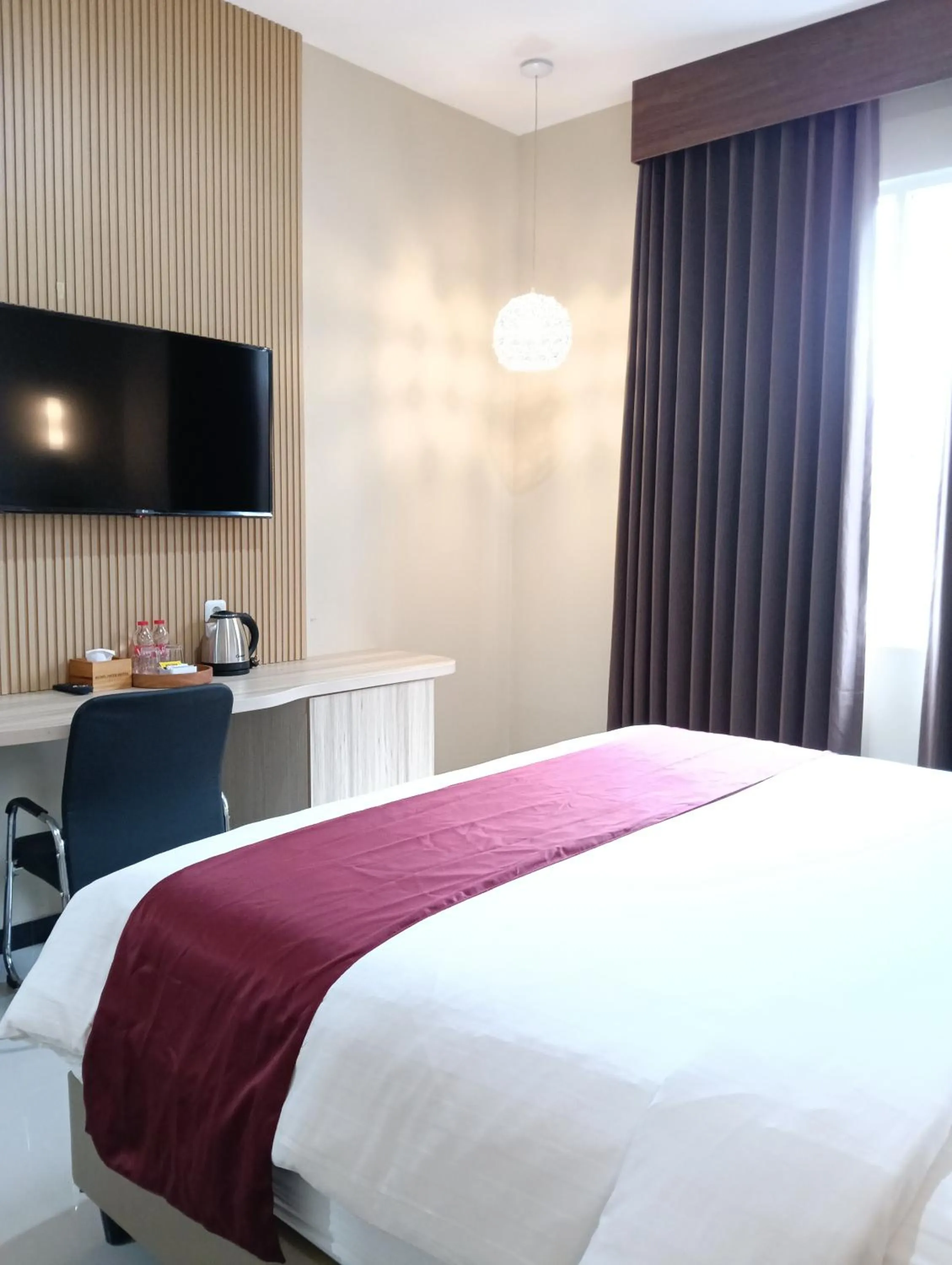 Bed in Sunflower Hotel Syariah near Juanda Airport