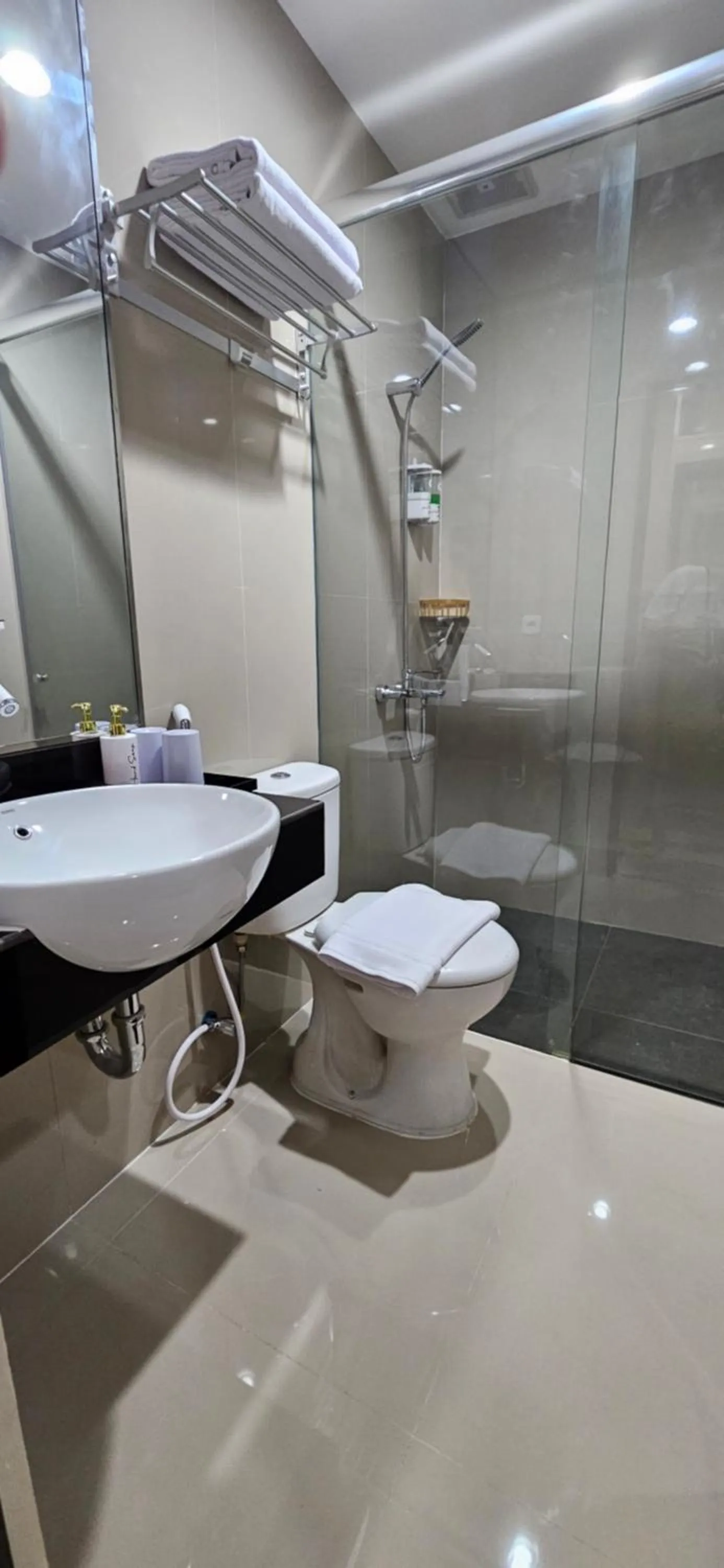 Shower in Sunflower Hotel Syariah near Juanda Airport