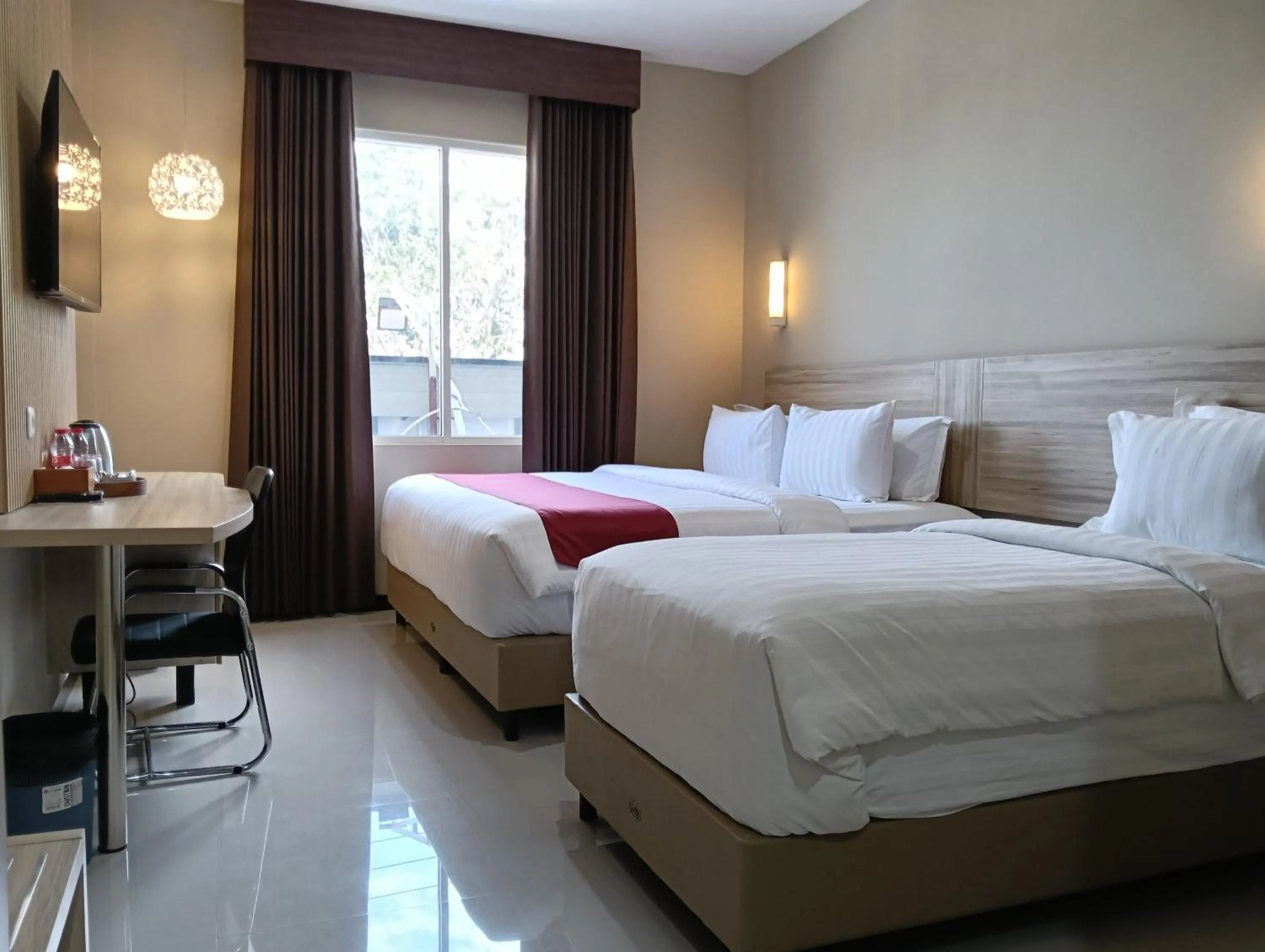 Bed in Sunflower Hotel Syariah near Juanda Airport
