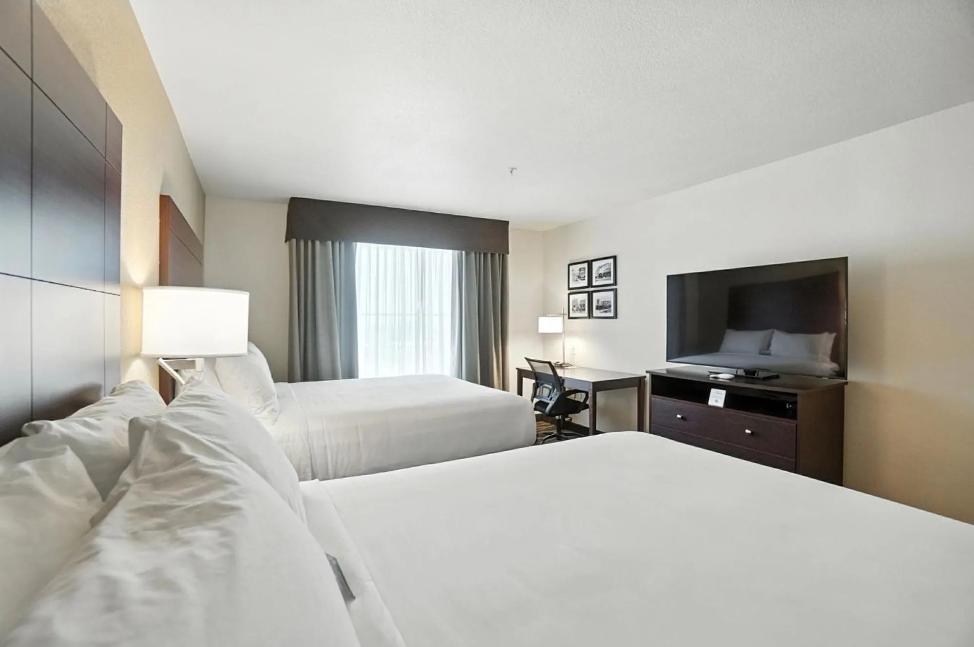 Bedroom, Bed in Cobblestone Hotel & Suites - Bellefontaine