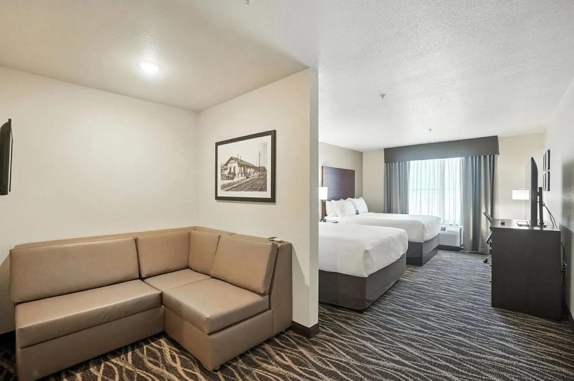 Bedroom, Bed in Cobblestone Hotel & Suites - Bellefontaine