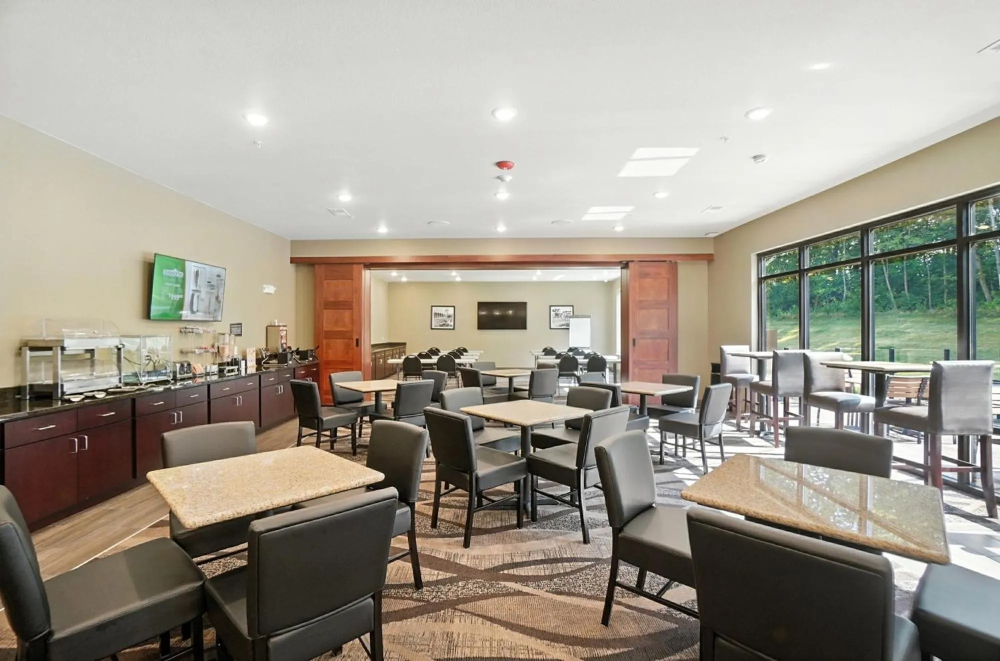 Buffet breakfast in Cobblestone Hotel & Suites - Bellefontaine