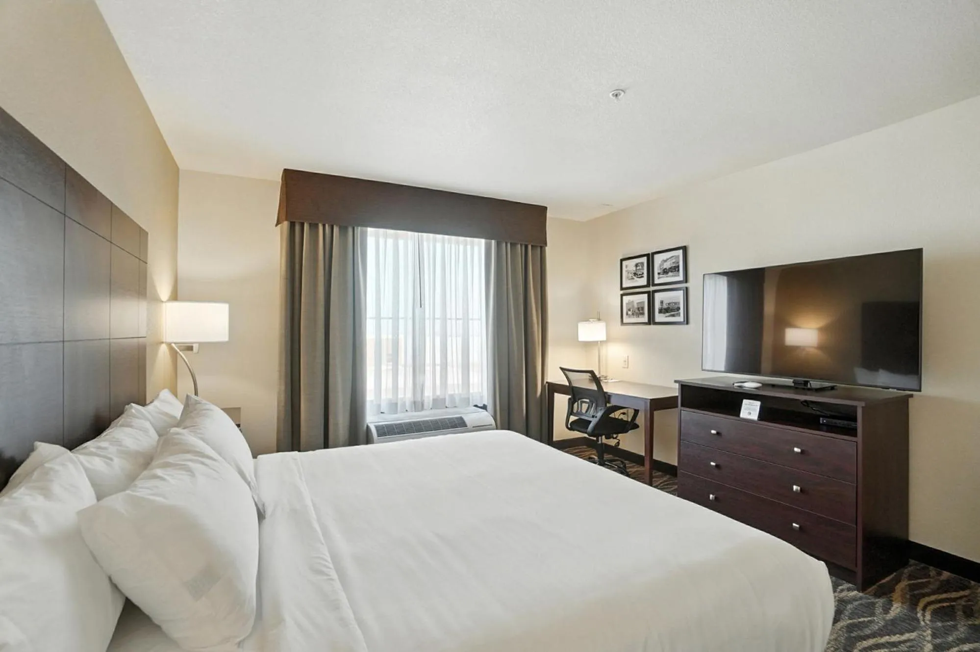 Bedroom, Bed in Cobblestone Hotel & Suites - Bellefontaine