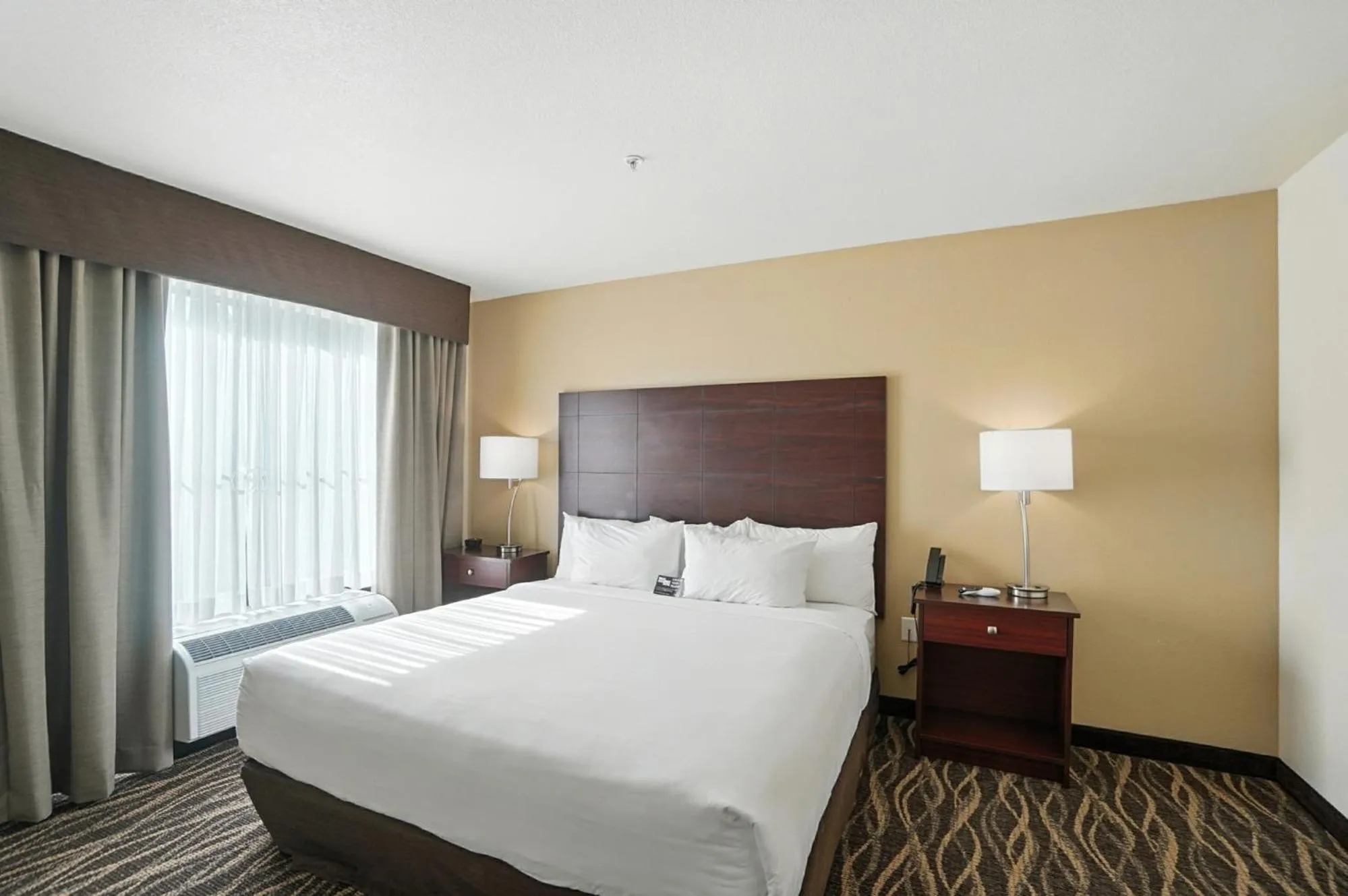 Bedroom, Bed in Cobblestone Hotel & Suites - Bellefontaine