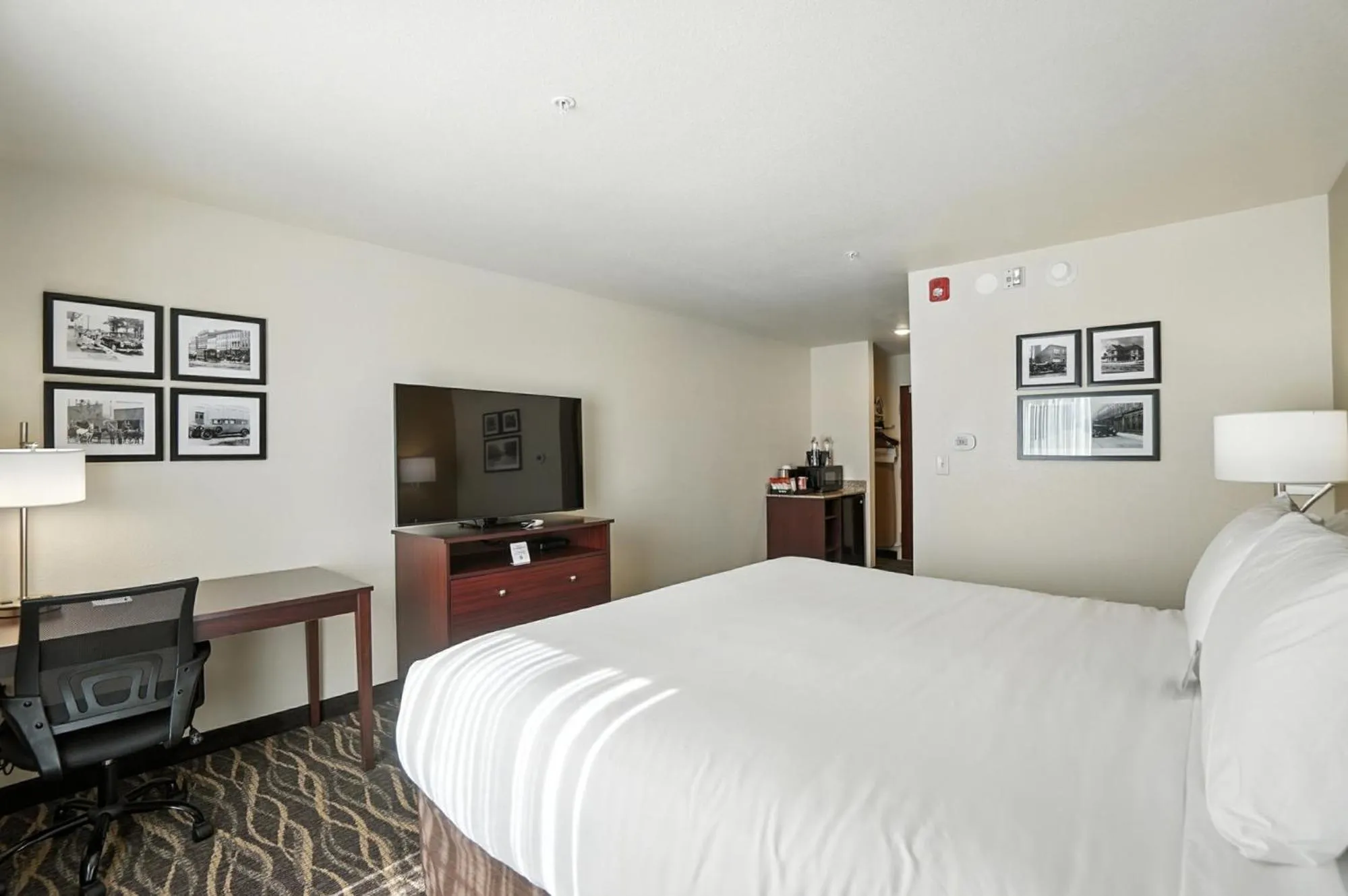 Bedroom, Bed in Cobblestone Hotel & Suites - Bellefontaine