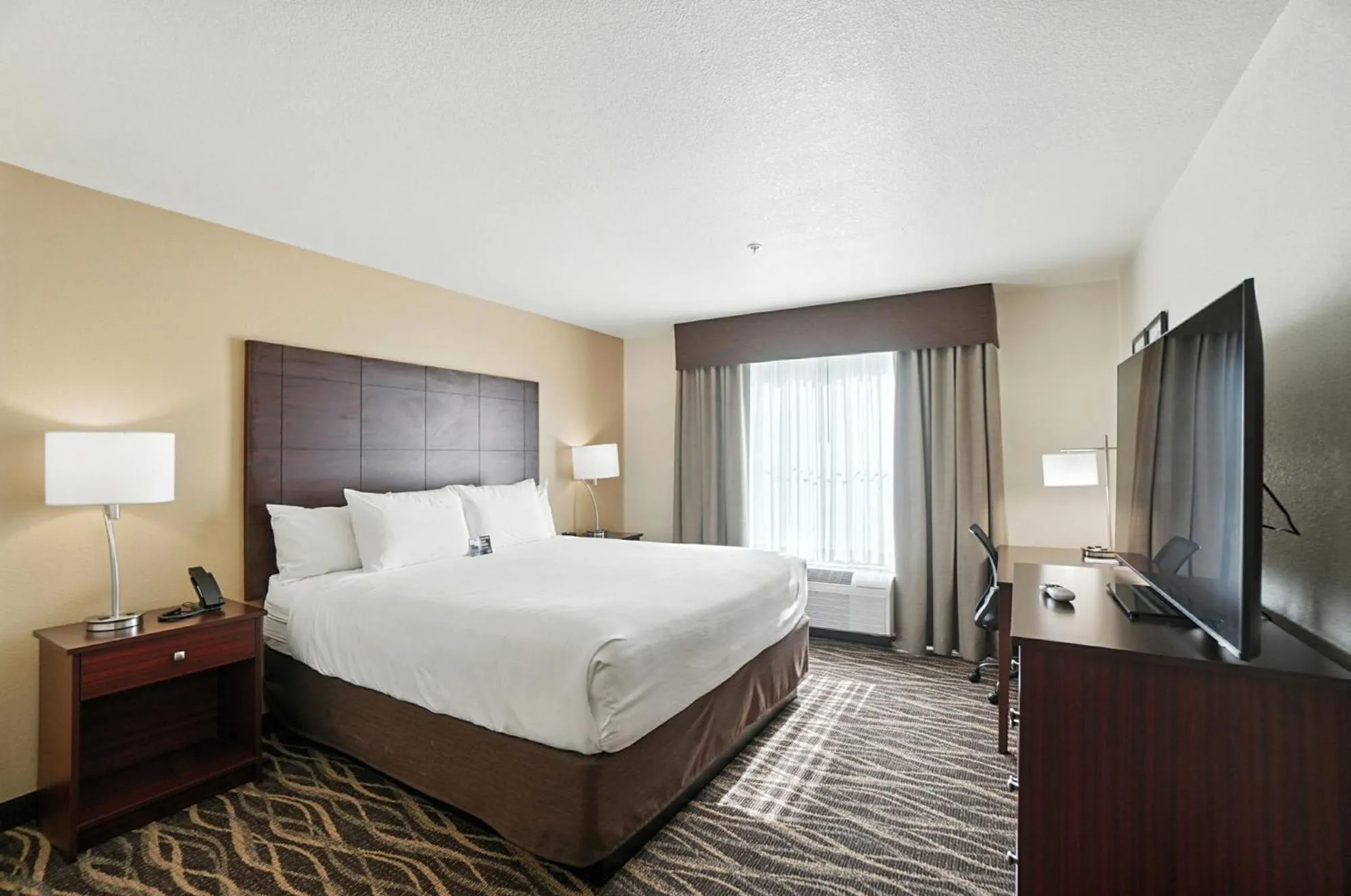 Bedroom, Bed in Cobblestone Hotel & Suites - Bellefontaine