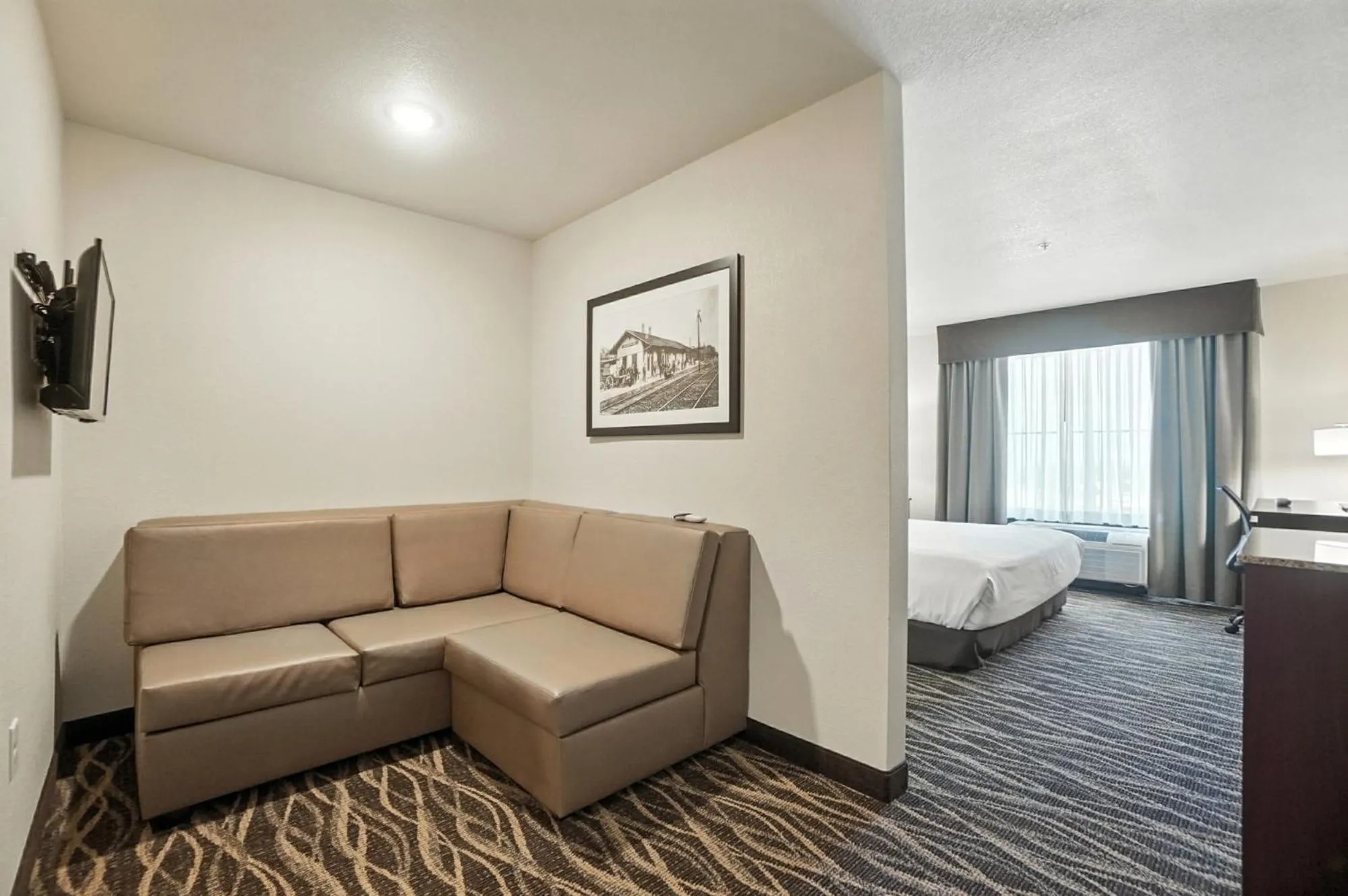 Bedroom, Bed in Cobblestone Hotel & Suites - Bellefontaine