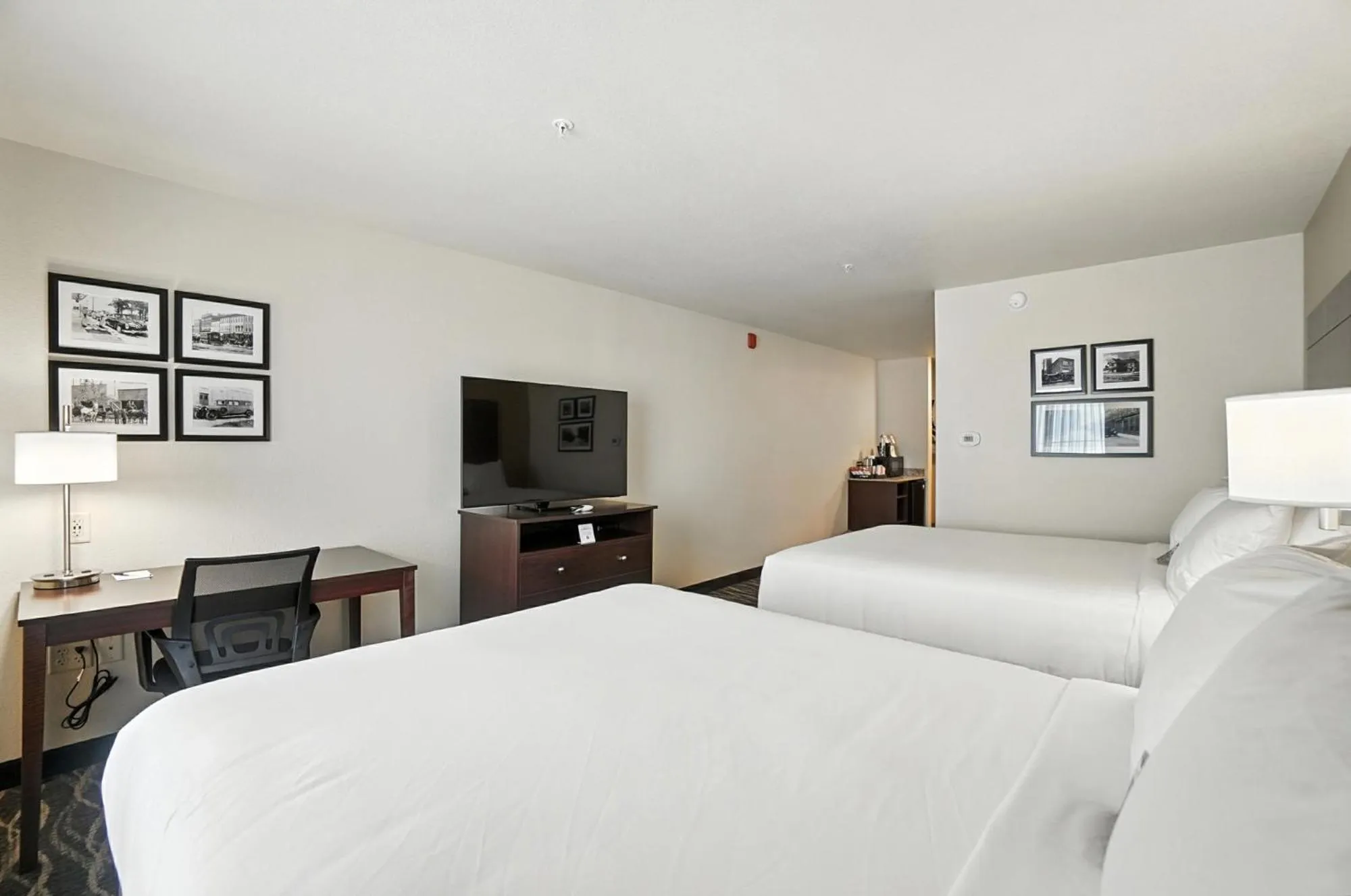 Bedroom, Bed in Cobblestone Hotel & Suites - Bellefontaine