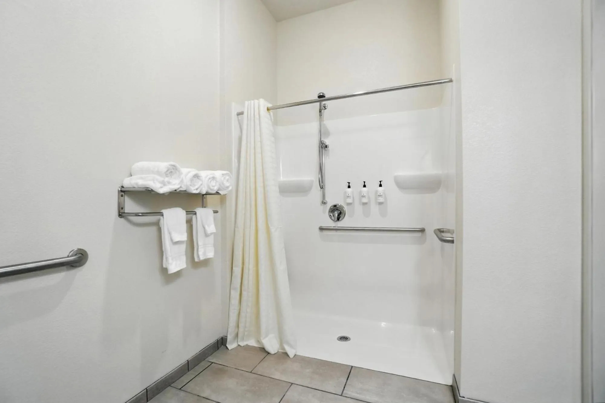 Bathroom in Cobblestone Hotel & Suites - Bellefontaine