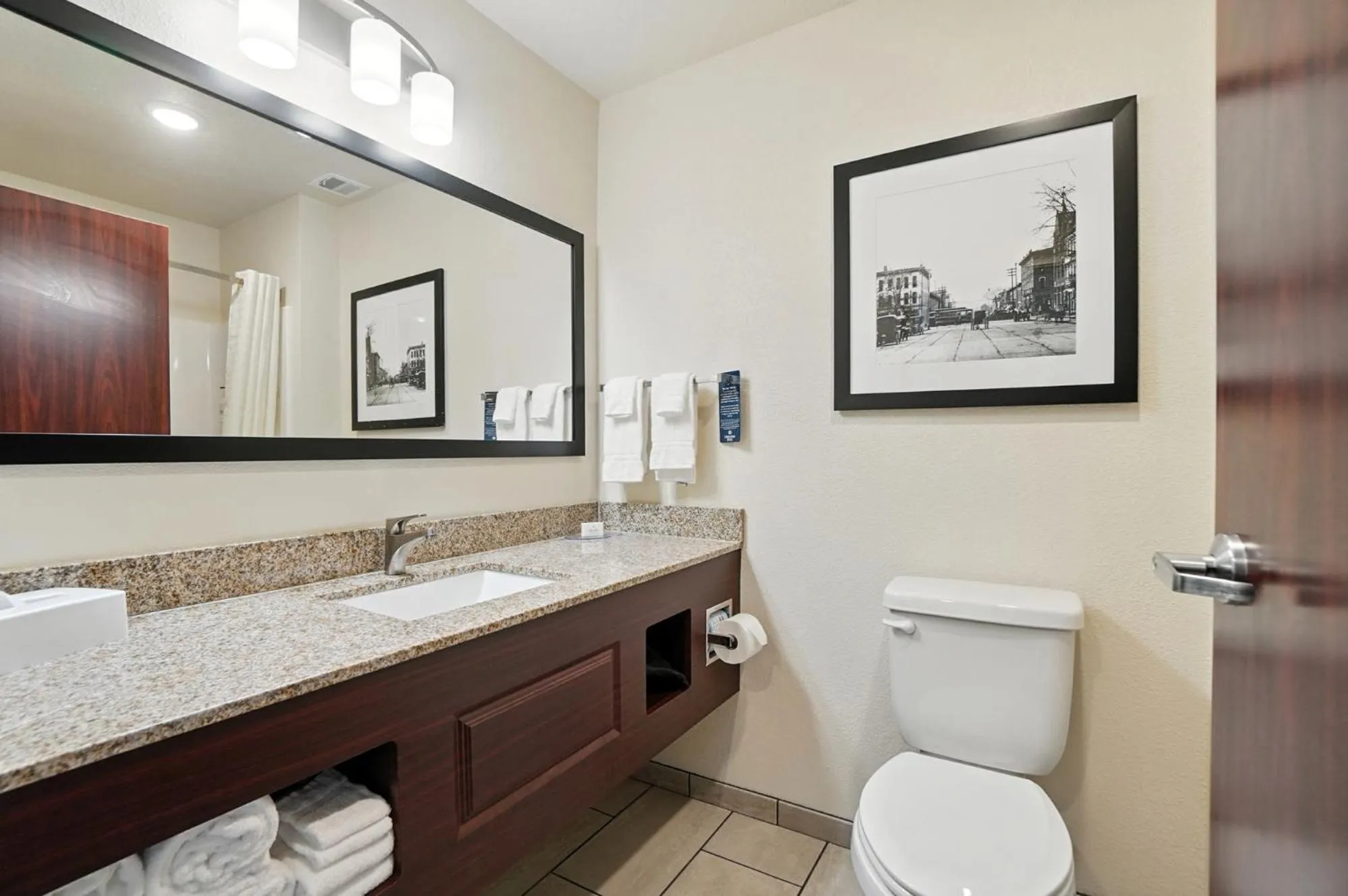 Bathroom in Cobblestone Hotel & Suites - Bellefontaine