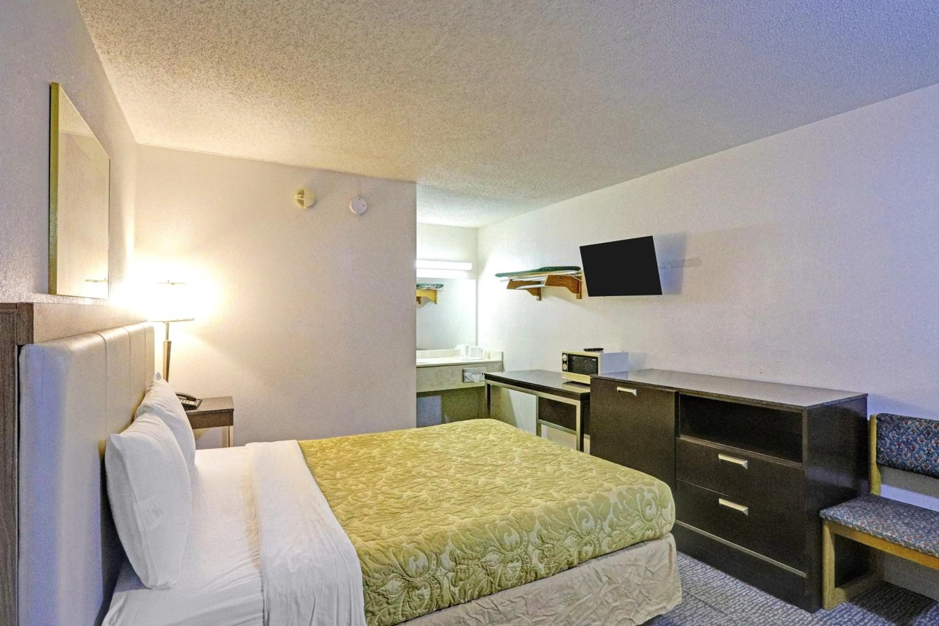 Bedroom, Bed in Brookville Inn By OYO Near Dayton International Airport