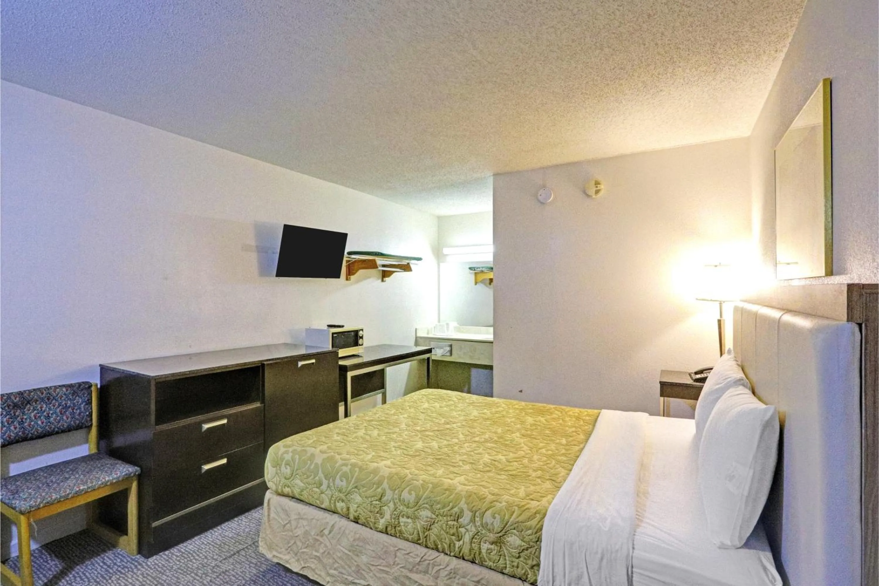 Bedroom, Bed in Brookville Inn By OYO Near Dayton International Airport