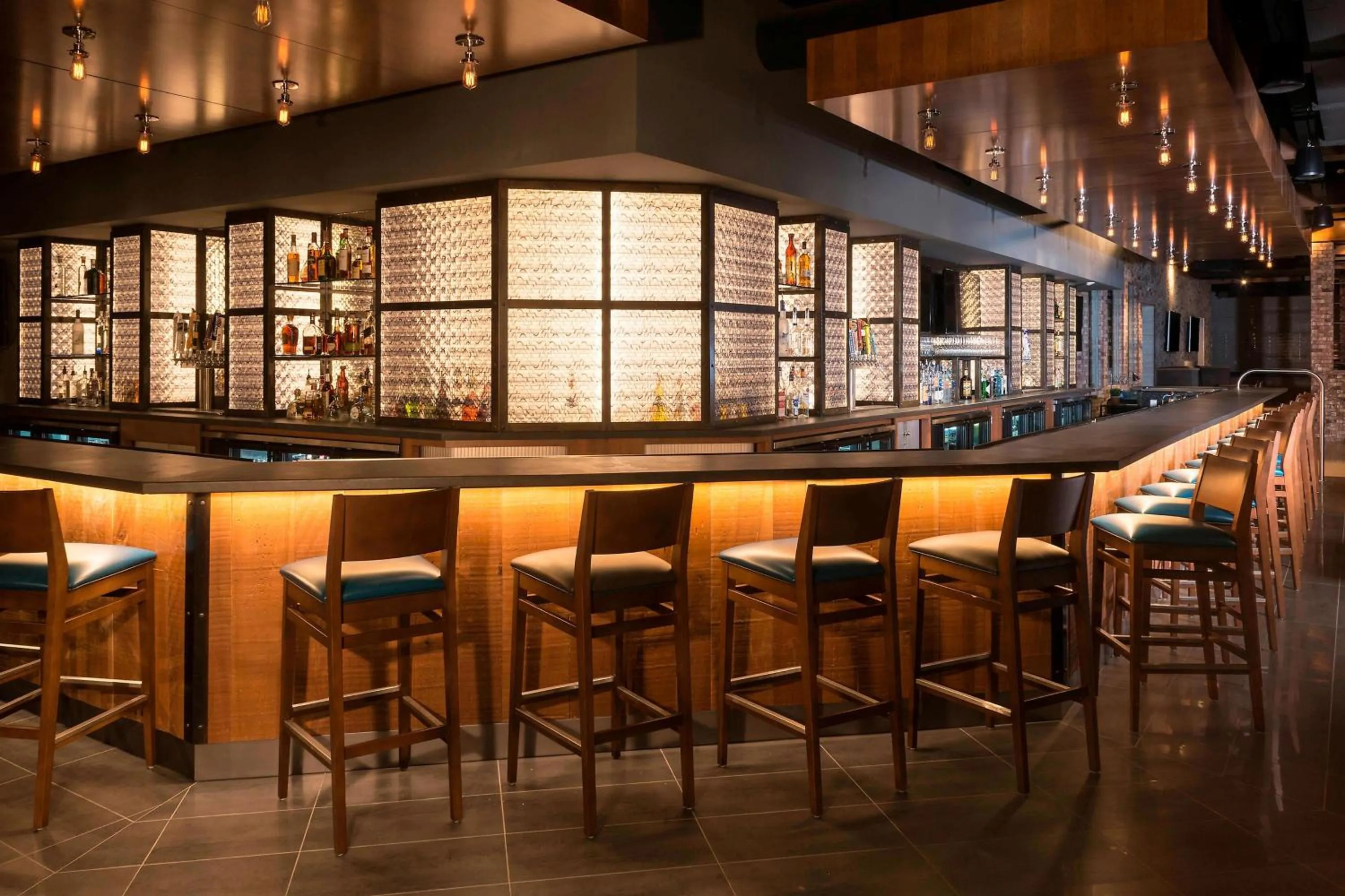 Lounge or bar in Sheraton Mesa Hotel at Wrigleyville West