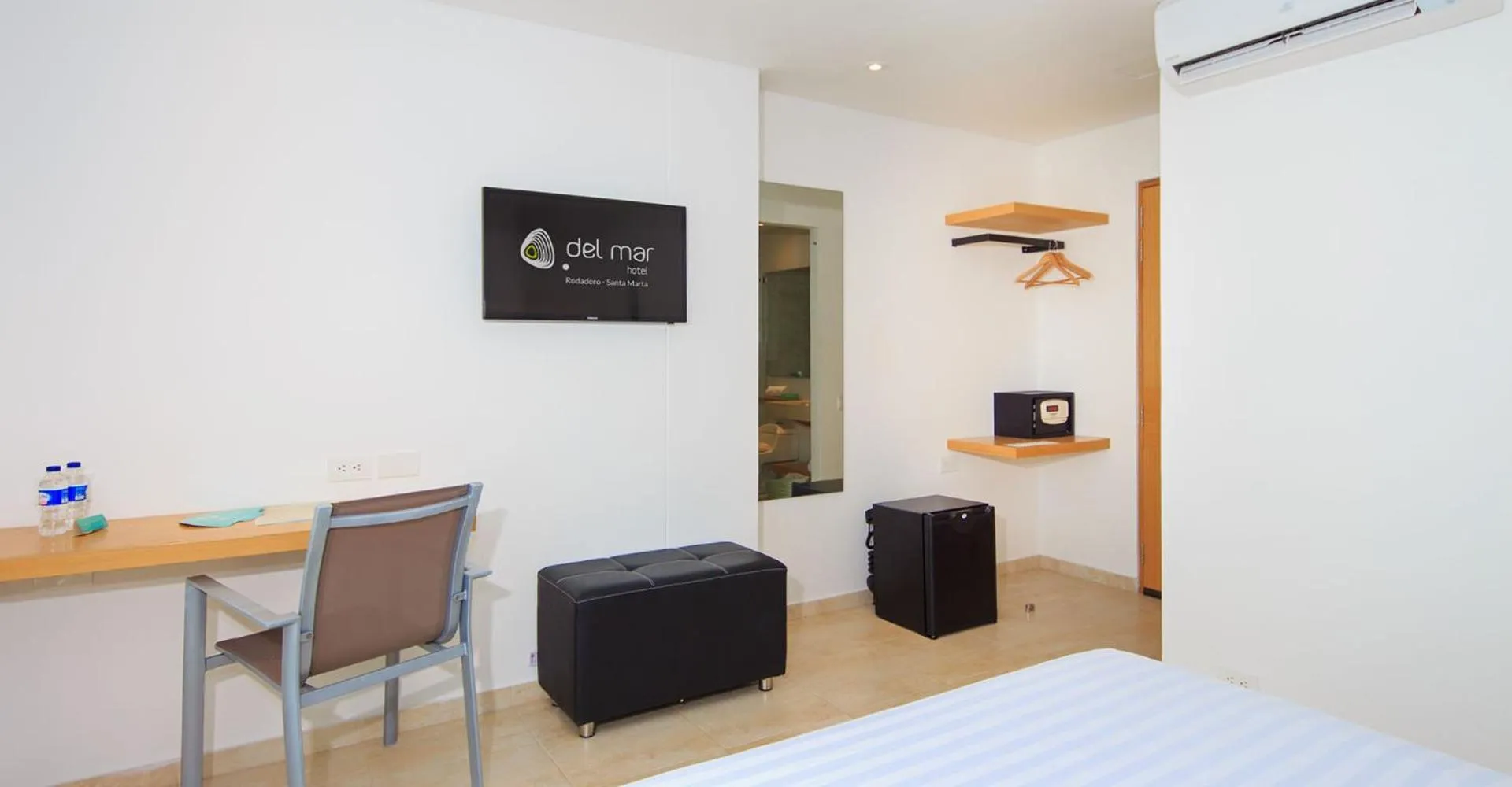 Photo of the whole room, Bed in Del Mar Hotel