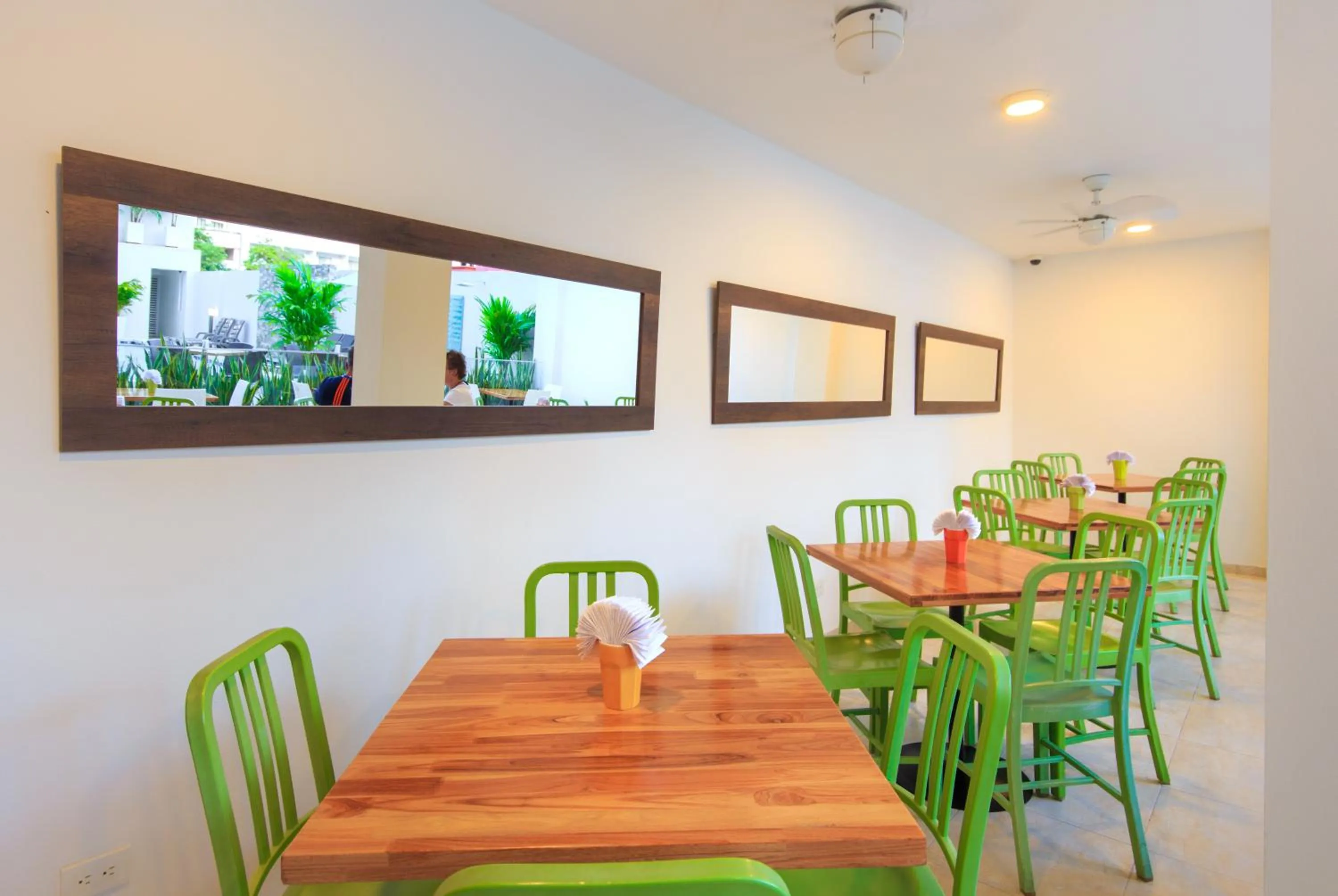 Restaurant/places to eat in Del Mar Hotel