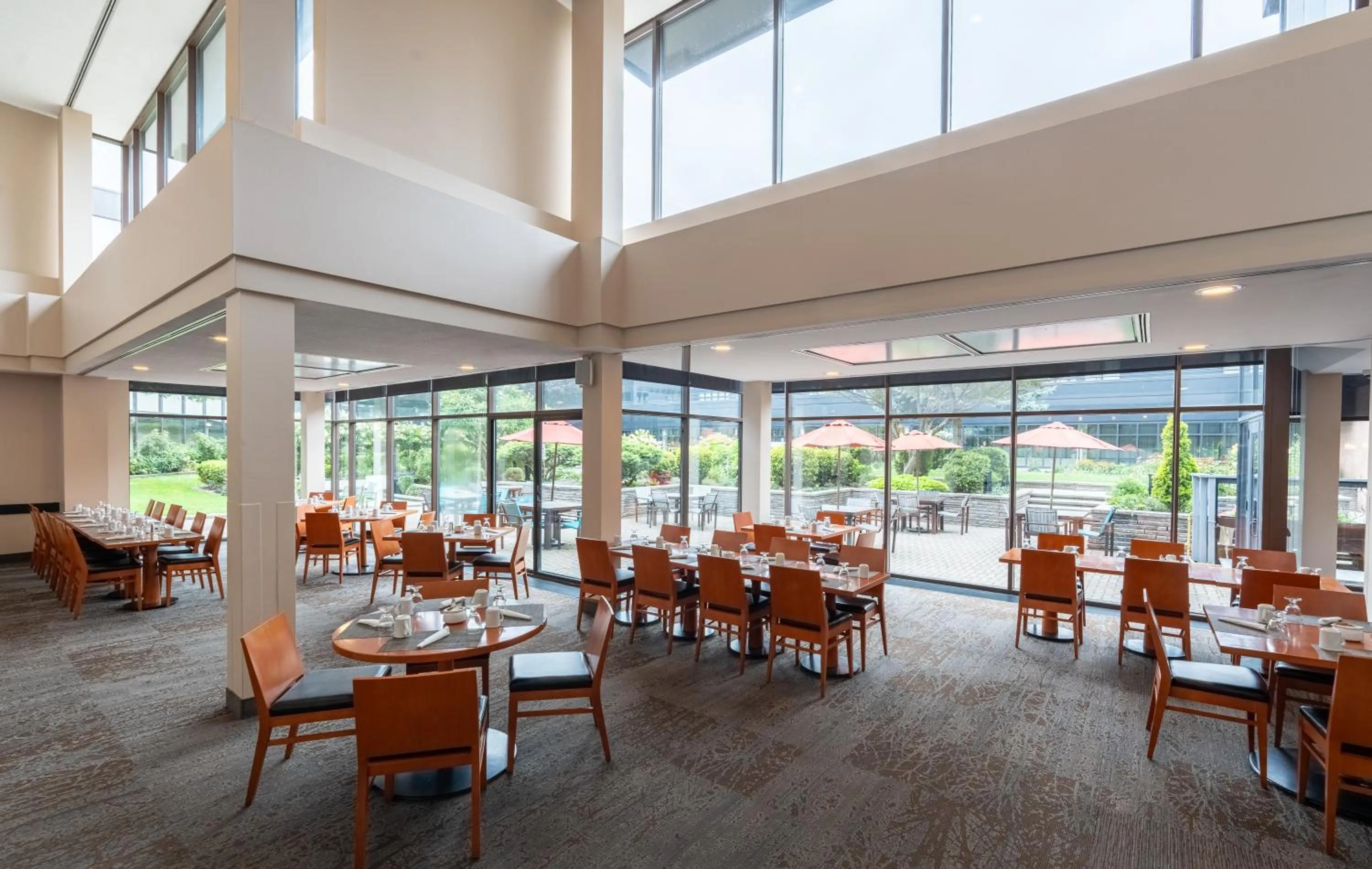 Restaurant/places to eat in DEV Hotel and Conference Centre