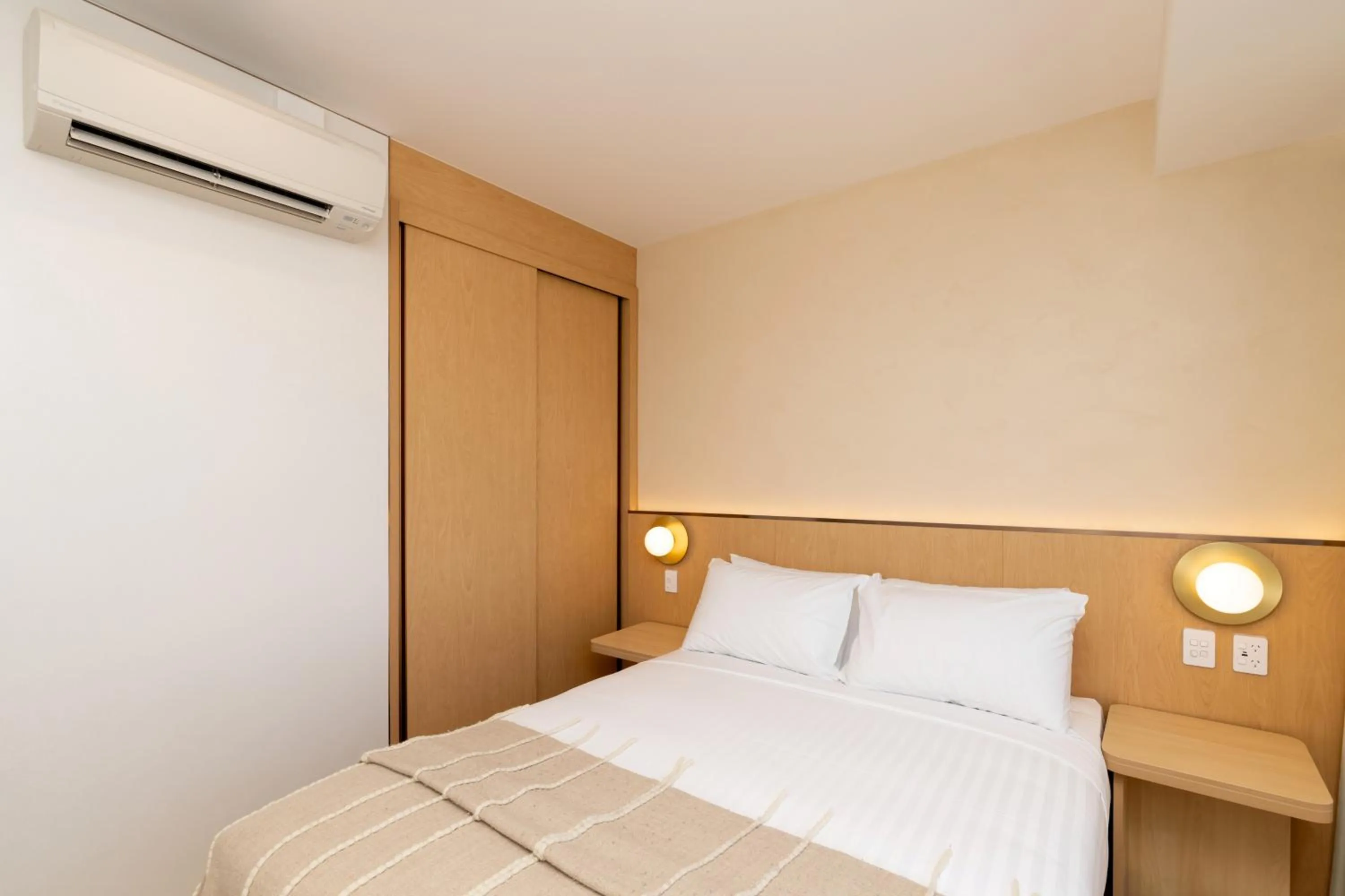 Bedroom, Bed in Maxim Hotel - Auckland