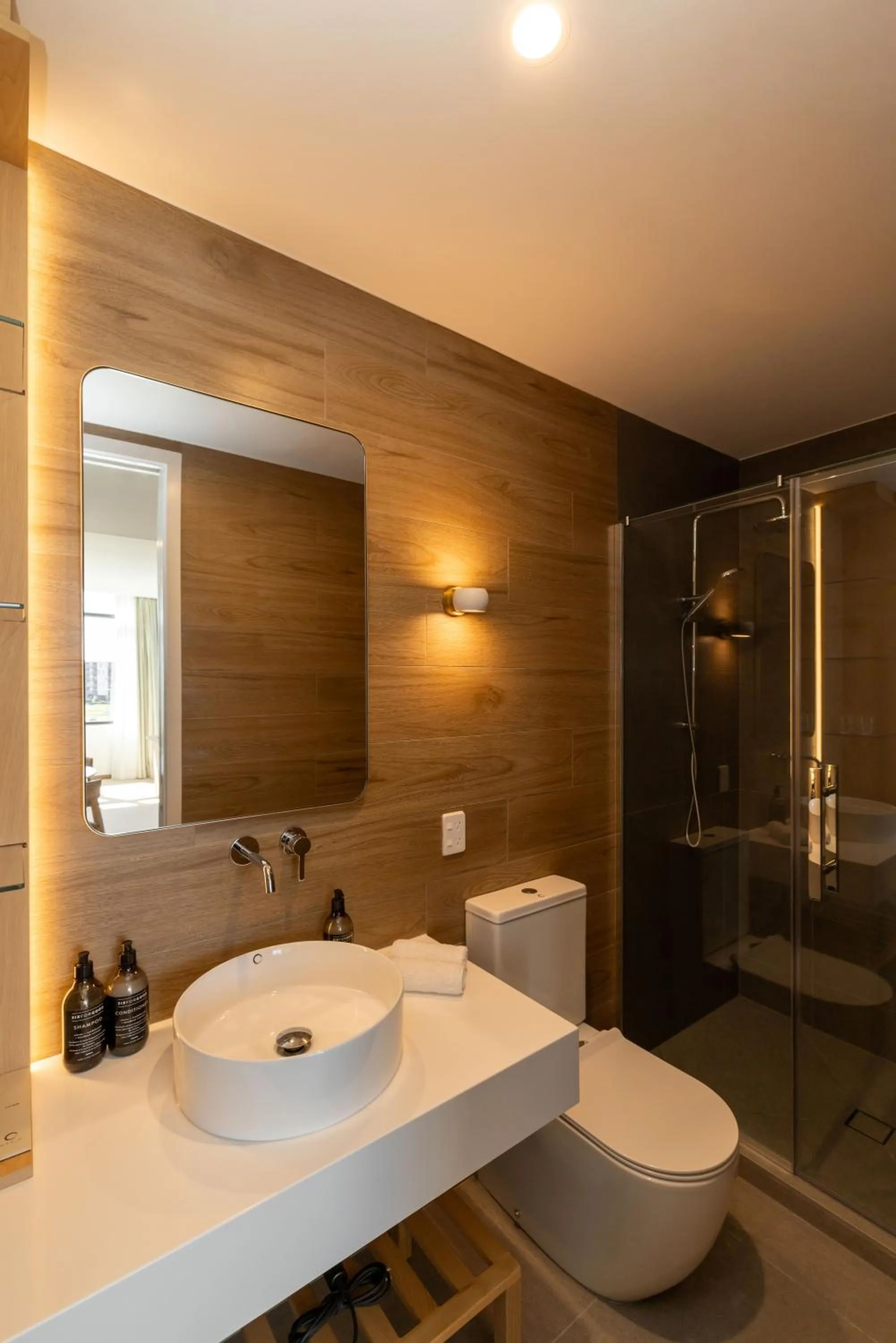 Toilet in Maxim Hotel - Auckland