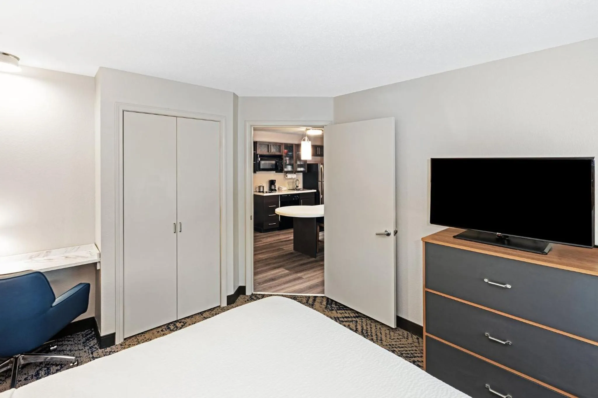 Photo of the whole room, Bed in Candlewood Suites - Topeka West by IHG