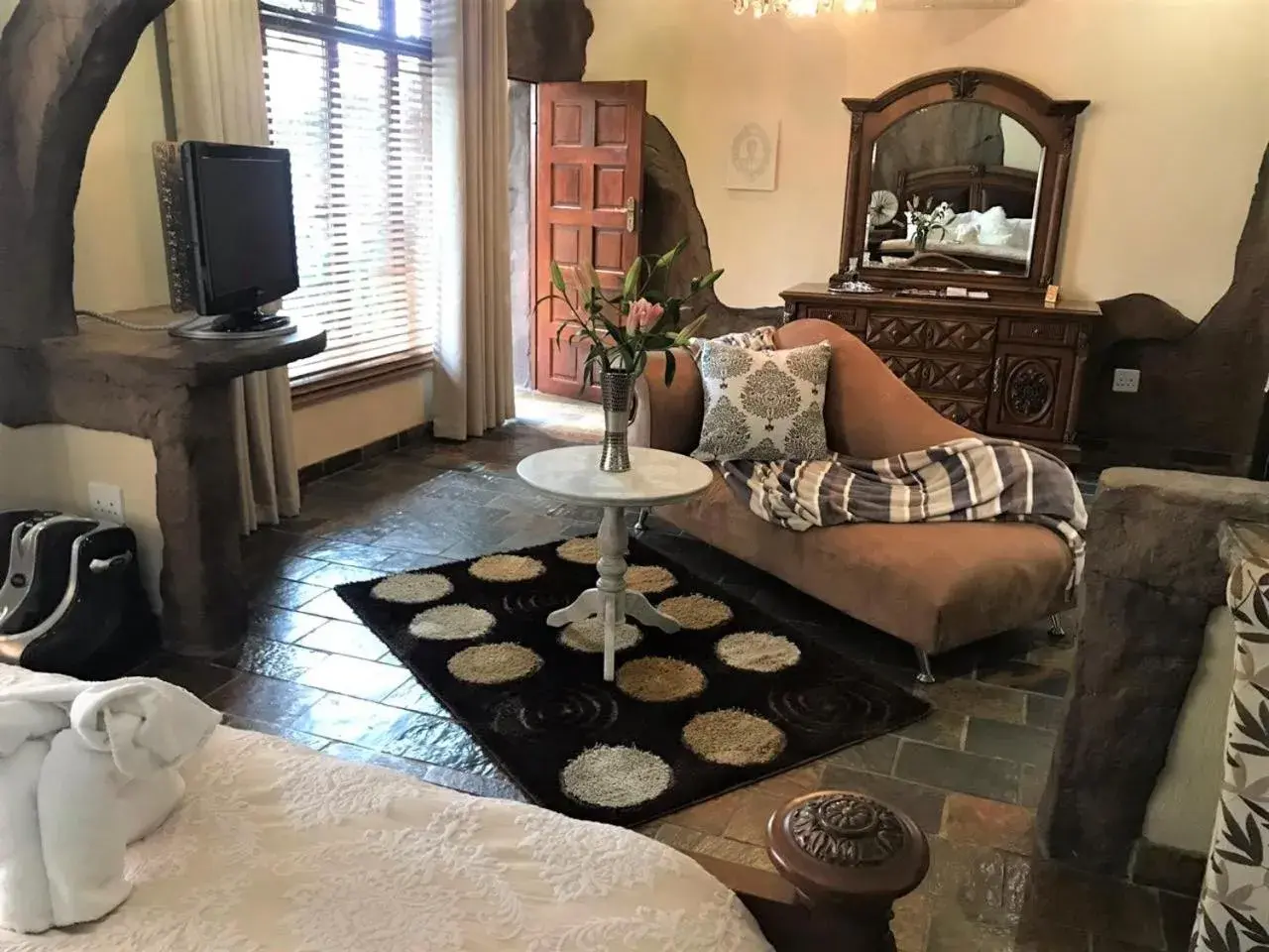 Deluxe Queen Suite - single occupancy in 61 On Ireland Guest House and Conferencing Deluxe Queen Suite - single occupancy in 61 On Ireland Guest House and Conferencing