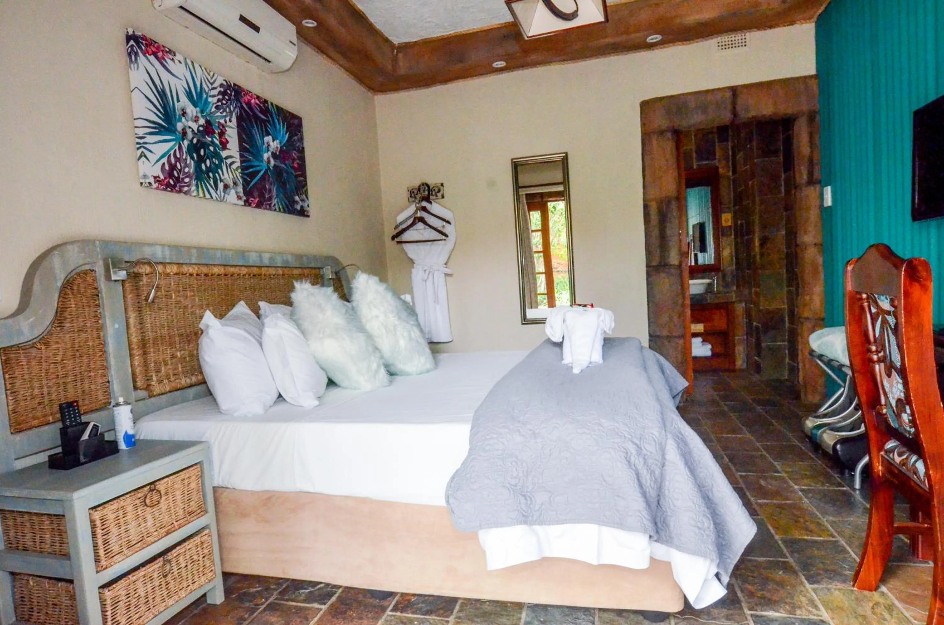 Living room, Bed in 61 On Ireland Guest House and Conferencing