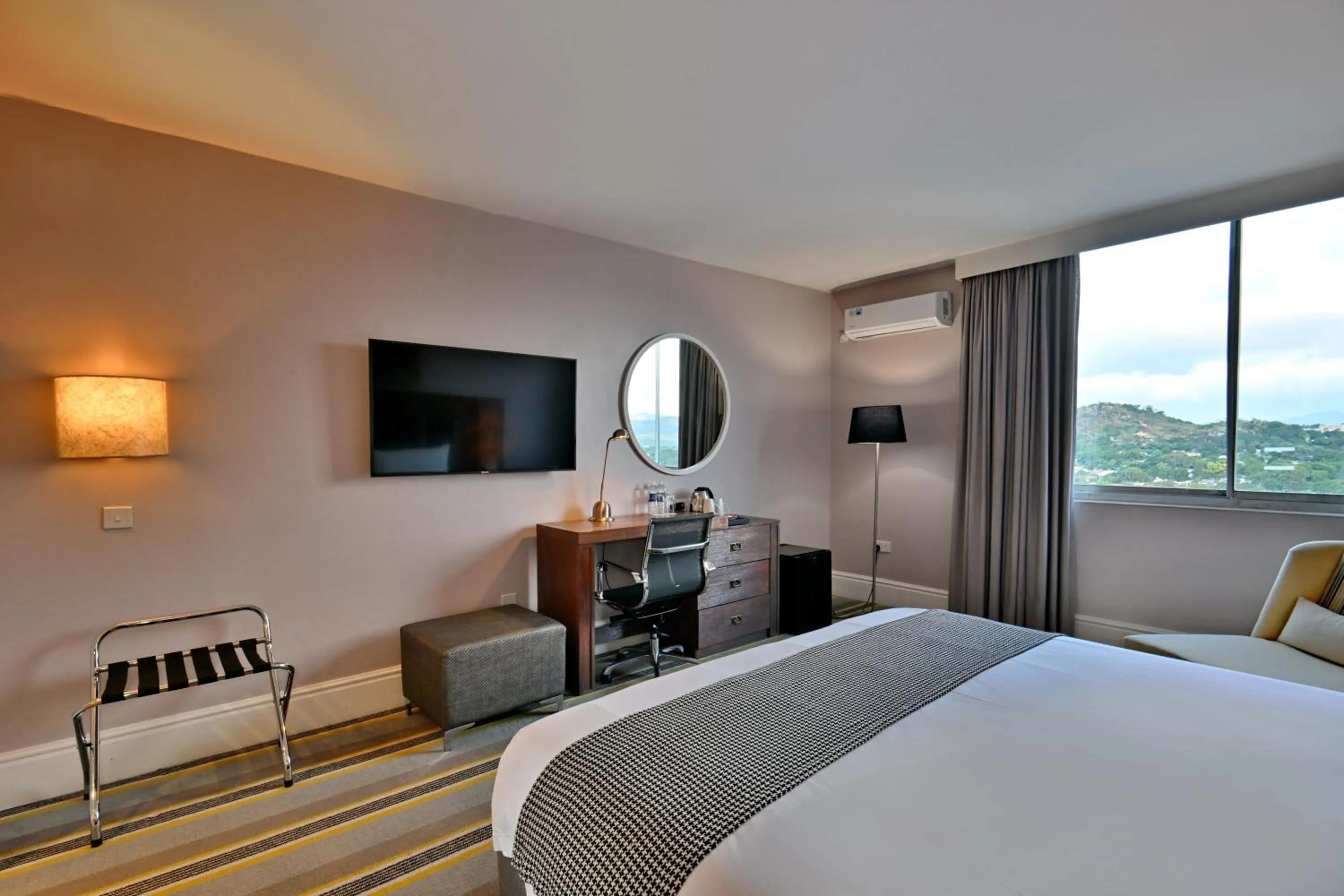 TV and multimedia, Bed in Holiday Inn - Mutare by IHG