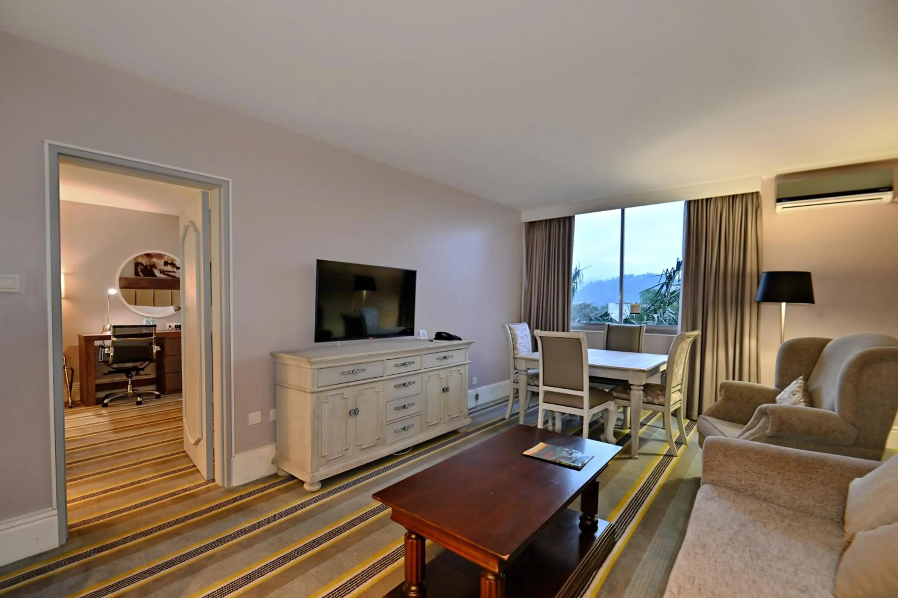 TV and multimedia in Holiday Inn - Mutare by IHG