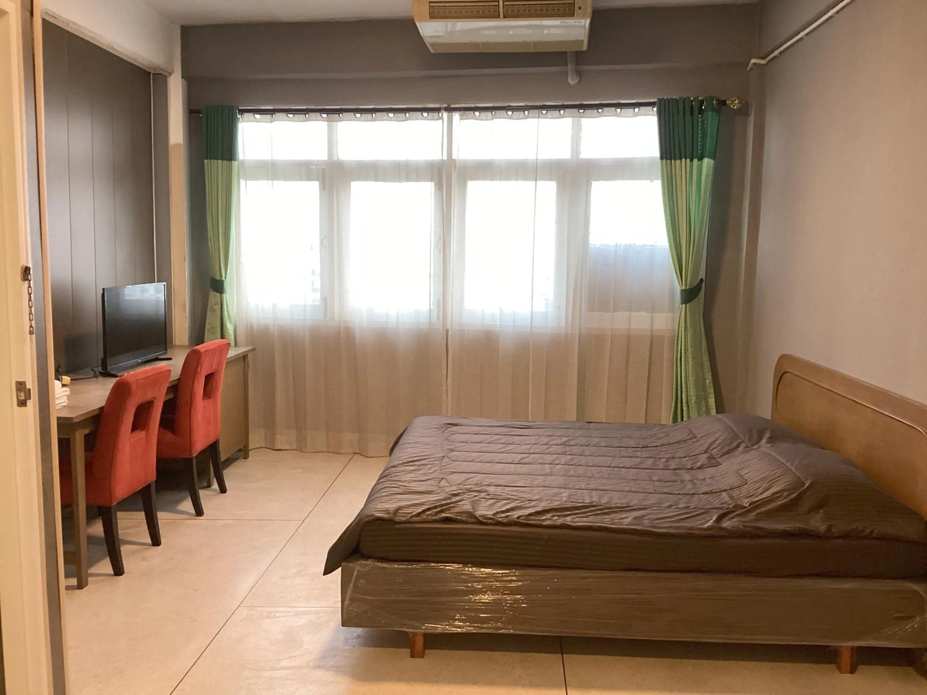 Photo of the whole room, Bed in Ther Bangkoknoi Hotel