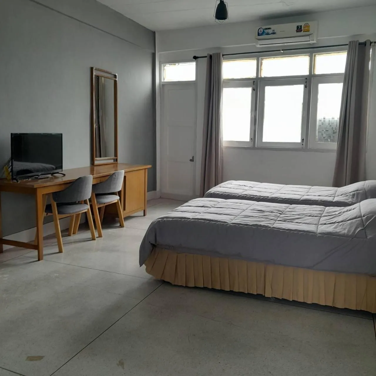 Photo of the whole room, Bed in Ther Bangkoknoi Hotel