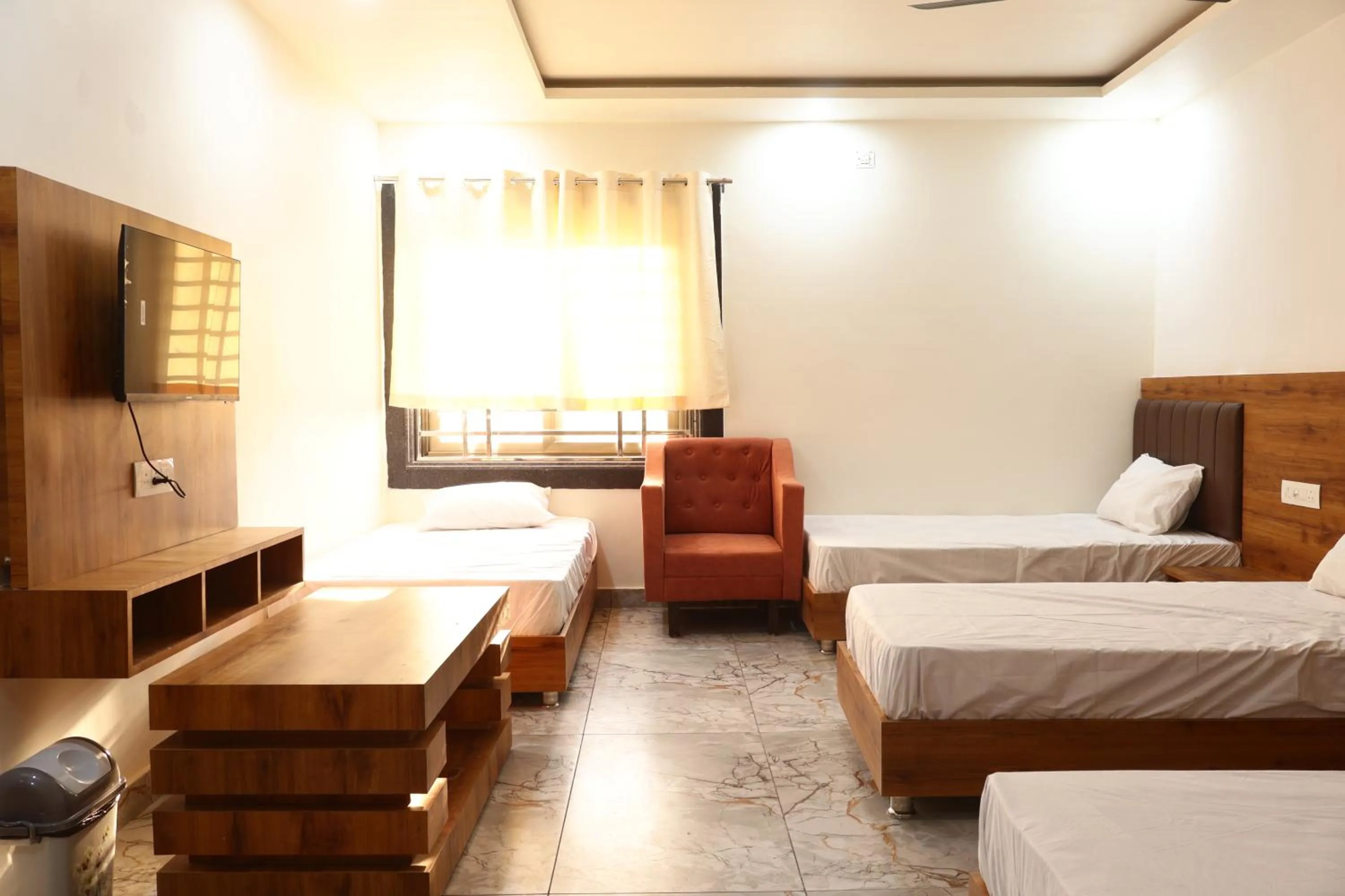 Communal lounge/ TV room, Bed in The Rajputana Palace