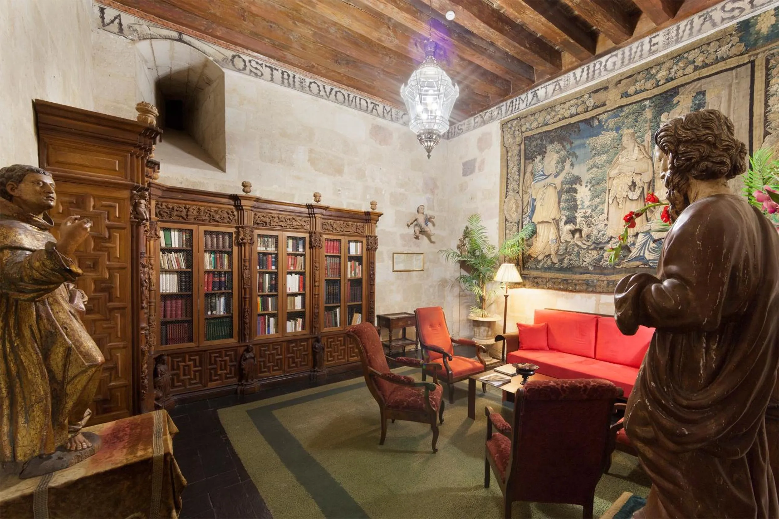 Library in Posada Real Castillo del Buen Amor