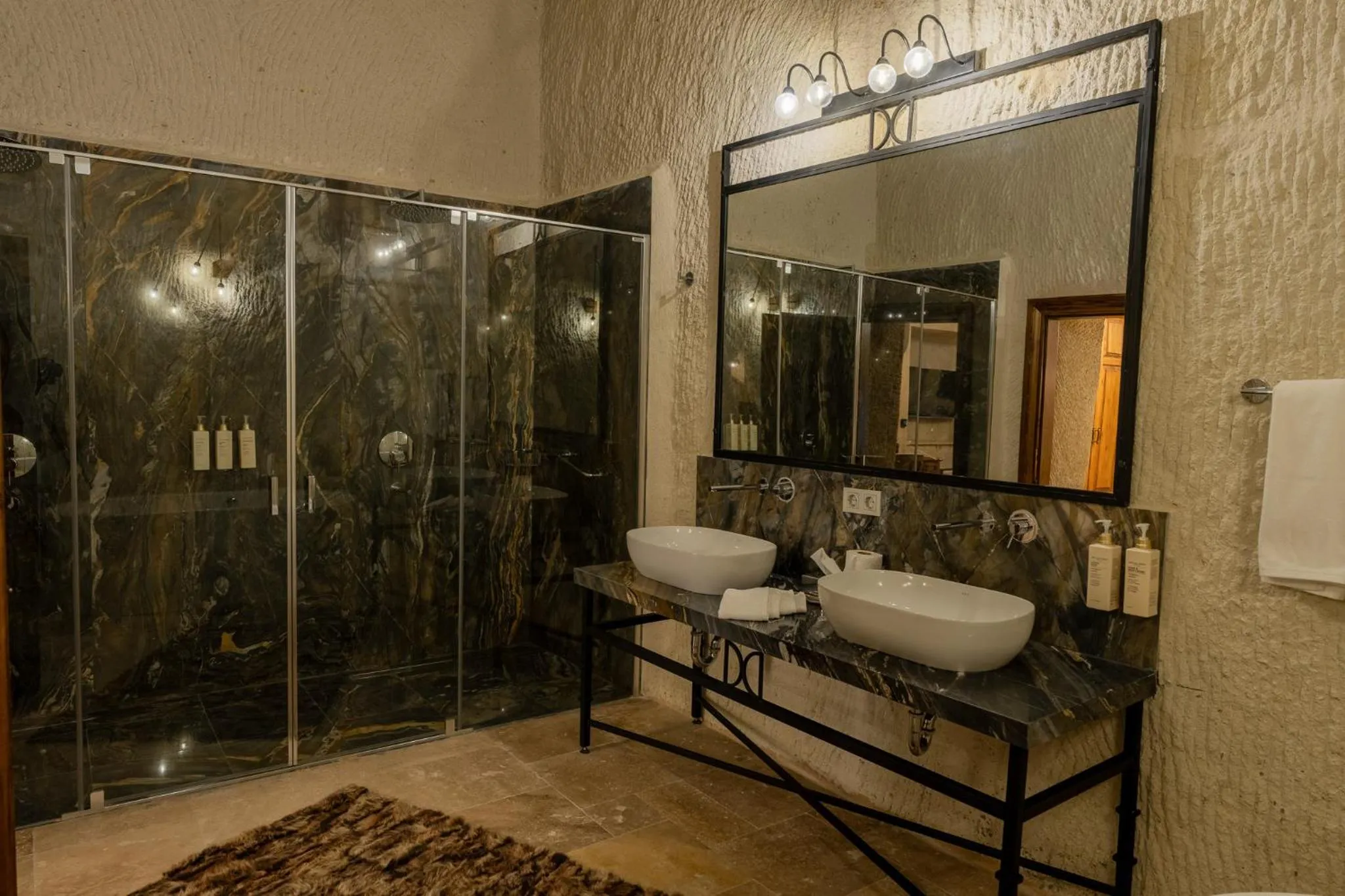 Shower in Asmalı Konak Cave Suites