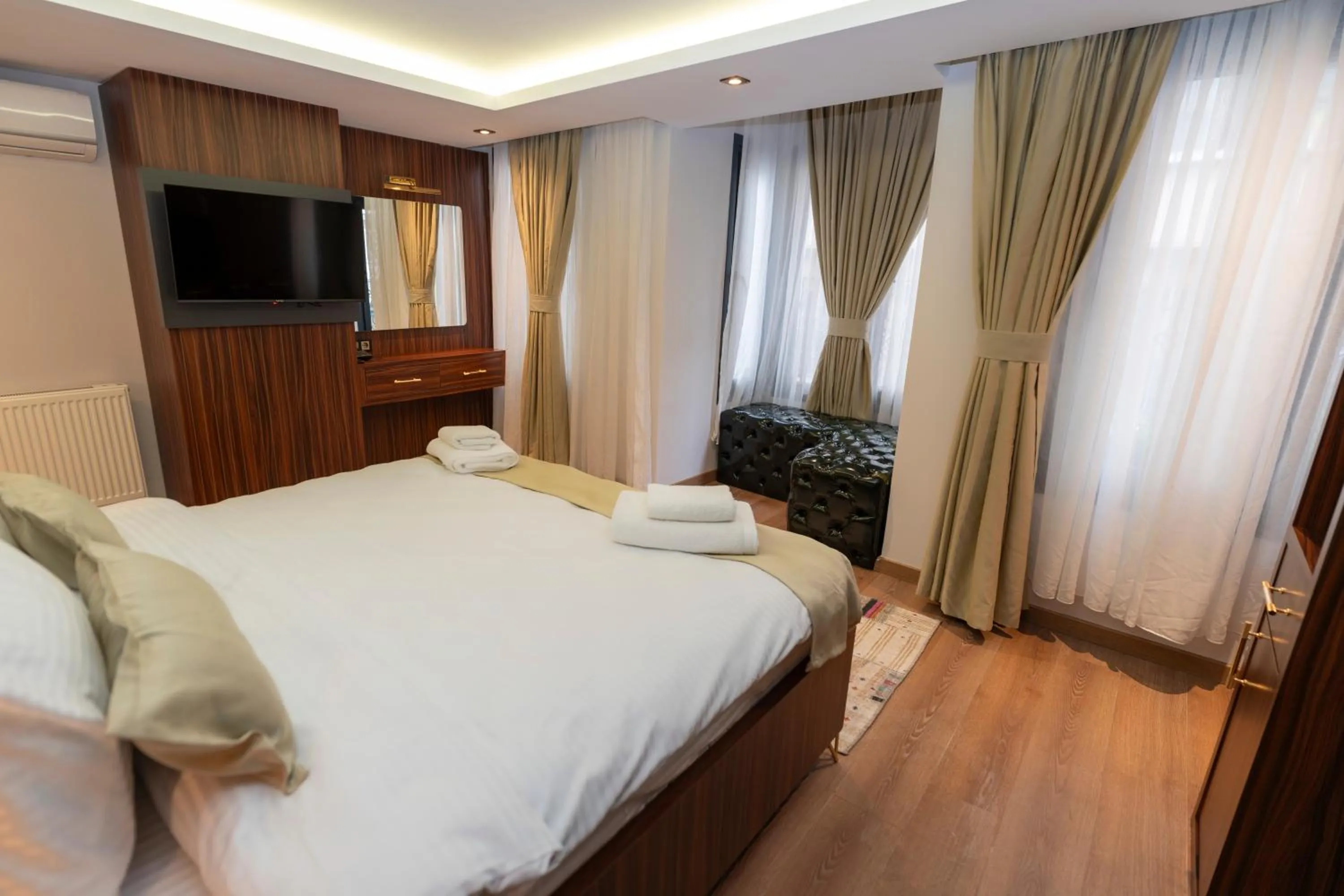 Bed in THE MUA LUXURY HOMEs