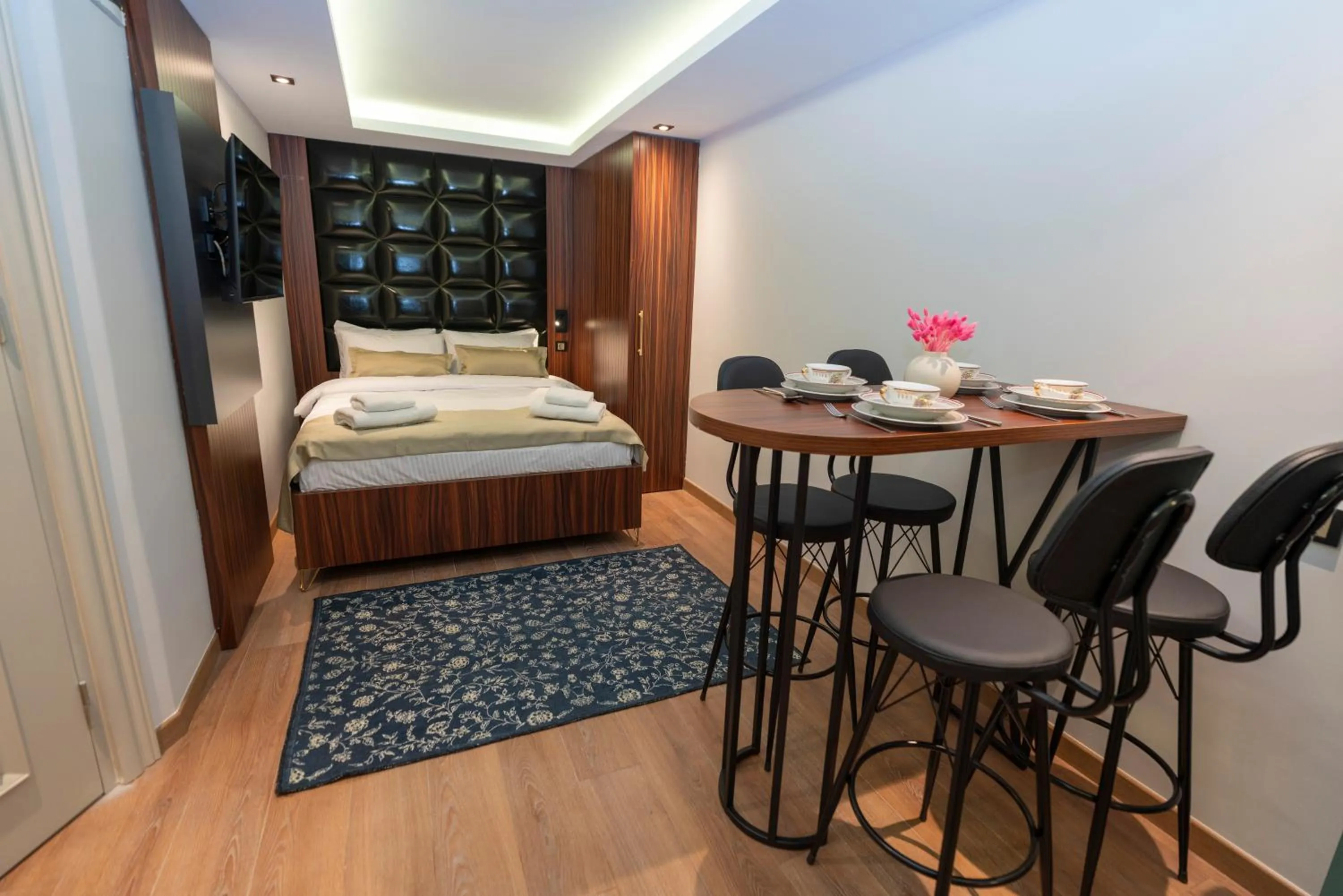 Photo of the whole room, Bed in THE MUA LUXURY HOMEs