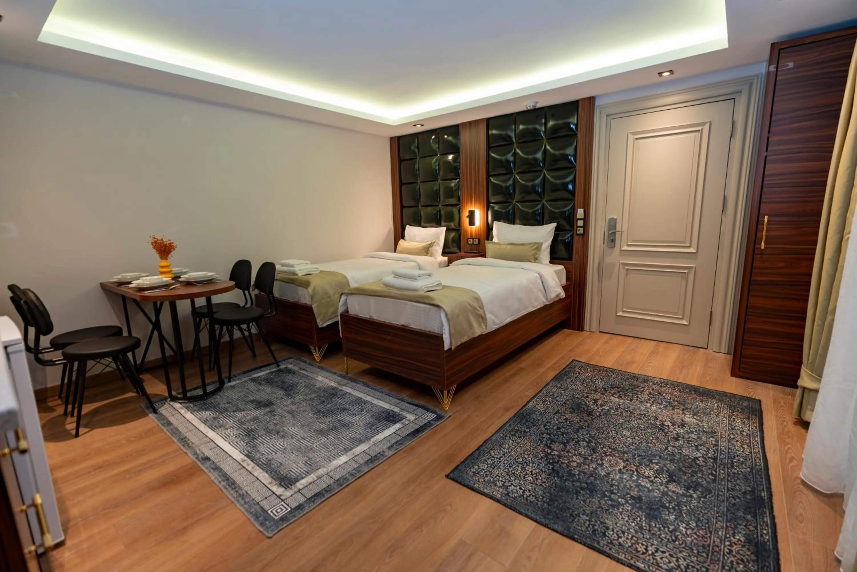 Bed in THE MUA LUXURY HOMEs