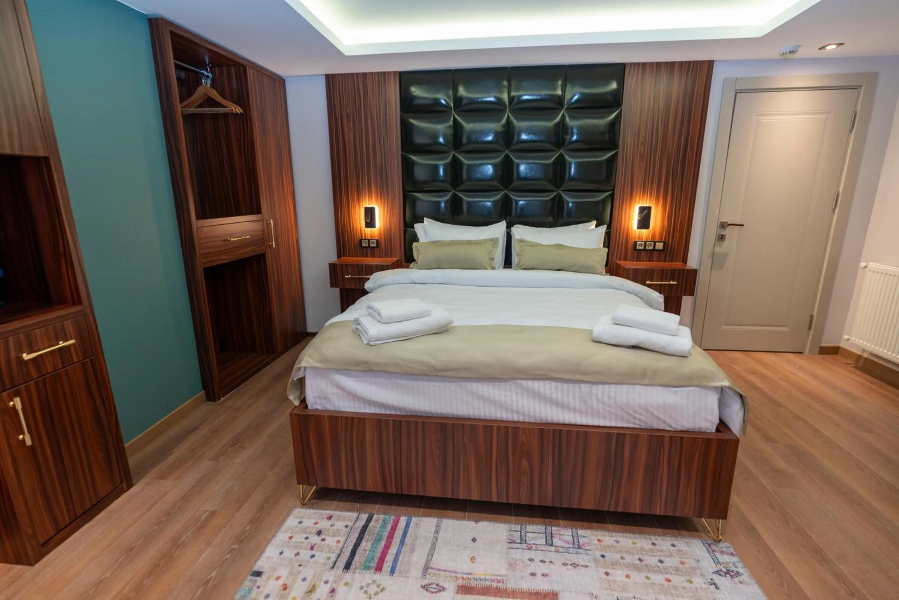 Bed in THE MUA LUXURY HOMEs