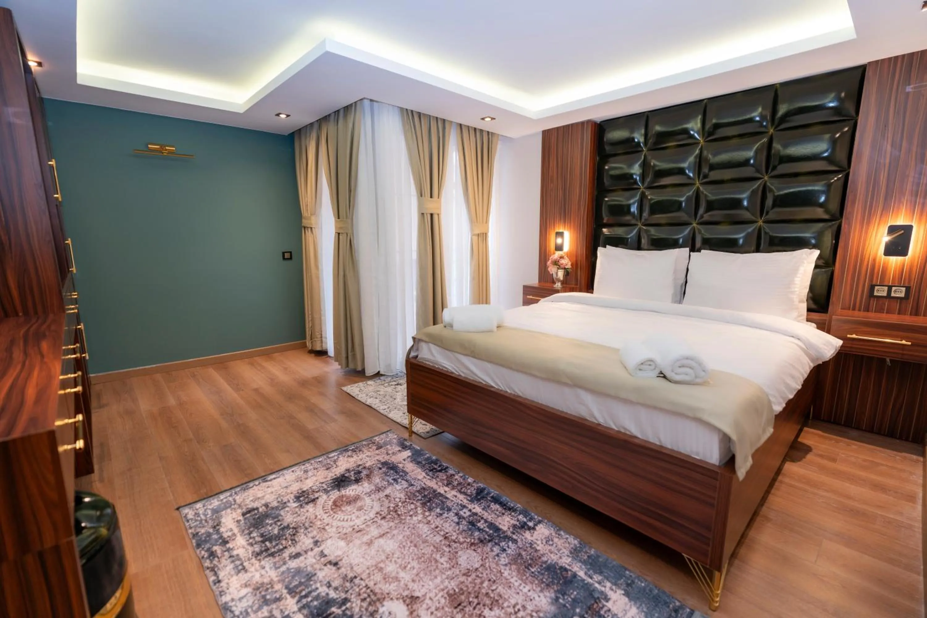 Bed in THE MUA LUXURY HOMEs